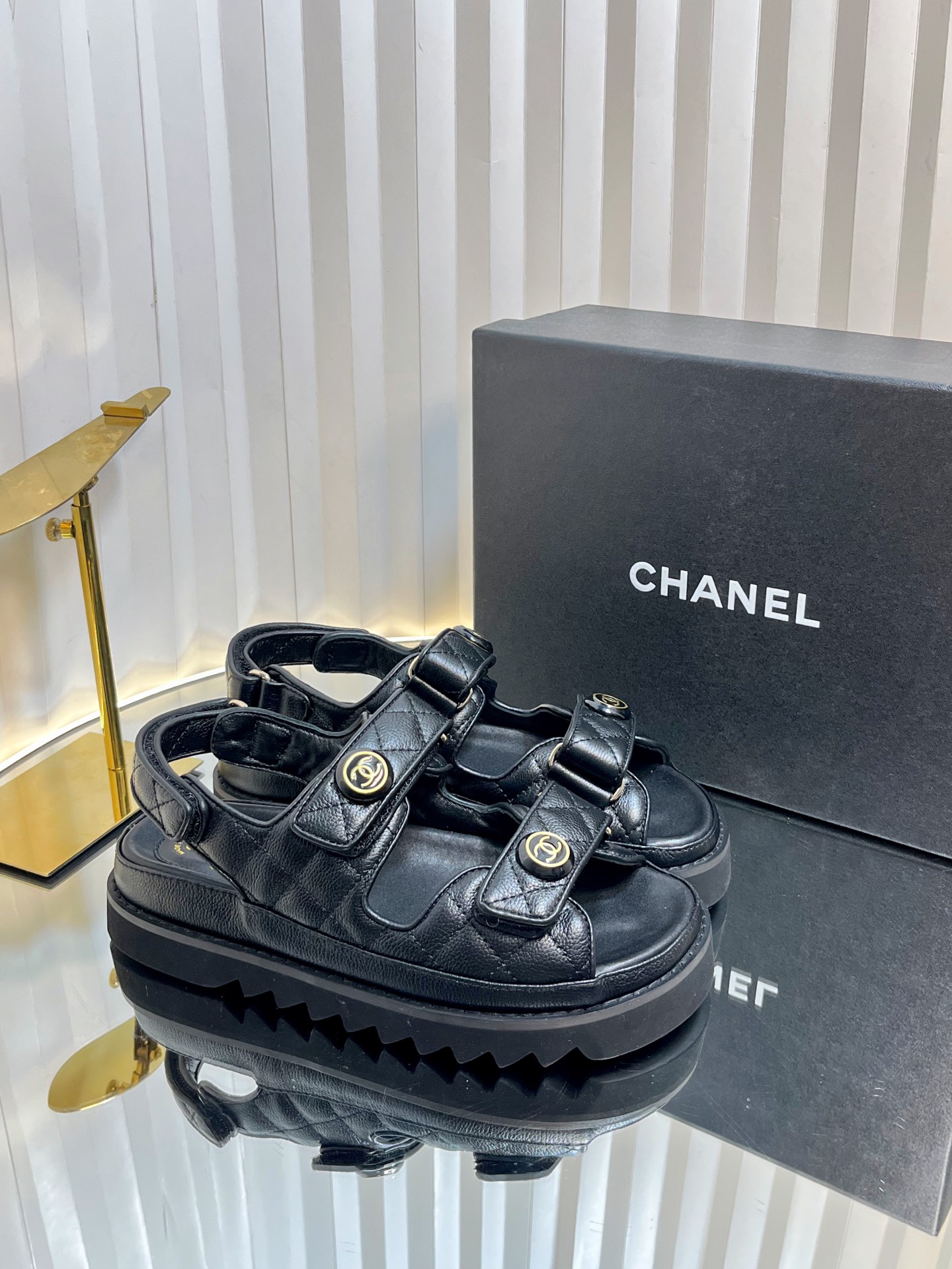 NO:248558,The most classic work in spring and summer - the counter mainly promotes Velcro beach slippers new color series with new thick-soled sandals ★★★★★ Many celebrities are popular with a versatile series that domestic and foreign bloggers are popular. A must-have for spring and summer wardrobe matching. Sandals are the first choice. Upper imported cowhide inner lining: imported sheepskin inner lining, original mold-open custom sole, 4.5 cm Shoe size: 35-39 (40, 41, 42 custom made without return and exchange) Delivery luxury latest counter synchronous packaging, slippers sandals, sandals, slippers, cowhide, sheepskin19860909春夏最经典著作——专柜主推魔术贴沙滩拖鞋新色系列上新厚底凉鞋 ★★★★★ 众多明星网红上脚,国内外博主刷爆的一个百搭系列,春夏衣橱搭配必备 凉鞋首选. 鞋面进口牛皮 内里: 进口羊皮内里 大底原版开模定制大底,4.5公分 鞋码: 35-39（40、41、42定做不退换） 配送豪华最新专柜同步包装,拖鞋凉鞋,sandals,slippers,cowhide,sheepskin,Women's Shoes