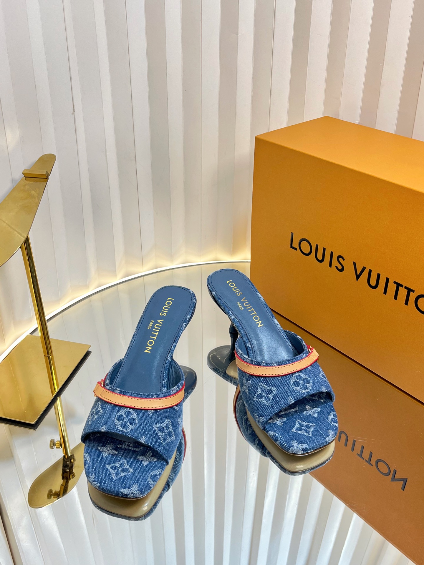 NO:240607,The top version of LV Donkey House 25ss/Danning denim is so beautiful. It rarely makes LV house items, but I really can't refuse these kittens!  The original version was purchased carefully and developed. The heels were customized with molds. The brown leather with presbyopia tannins is so outstanding!  The beautiful kitten heel is just right, high-end classic sexy and comfortable, full of the perfect score that summer shoes can give you, which seems like a must-have item!  Sandals 5cm and 9cm/hollow sandals/ballet shoes 3 items, upper denim jeans, inner lining original custom cowhide, outsole Italian leather outsole, size 35-41 (40.41 custom non-return, high heels slippers, louis vuitton, louis vuitton, louis vuitton, sandals, high heels, slippers, cowhide, Leather soles19860909顶级版本LV 驴家 25ss/丹宁牛仔太好看了 很少做Lv家的单品 但是这双小猫跟我真的是没法拒绝啊！原版购入 用心开发 鞋跟都是开模定制 老花单宁色搭配的棕色皮质,也太出彩了！刚刚好的绝美小猫跟,高级经典性感舒适,拉满了夏日美鞋能给的满分似搭配必备单品！ 凉跟鞋5cm和9cm/中空凉鞋/芭蕾舞鞋3种单品 鞋面丹宁牛仔 内里原版定制牛皮 大底意大利真皮大底 码数35-41（40.41定制不退换,高跟鞋拖鞋,louis vuitton,louis vuitton,louis vuitton,sandals,high heels,slippers,cowhide,Leather soles,Women's Shoes