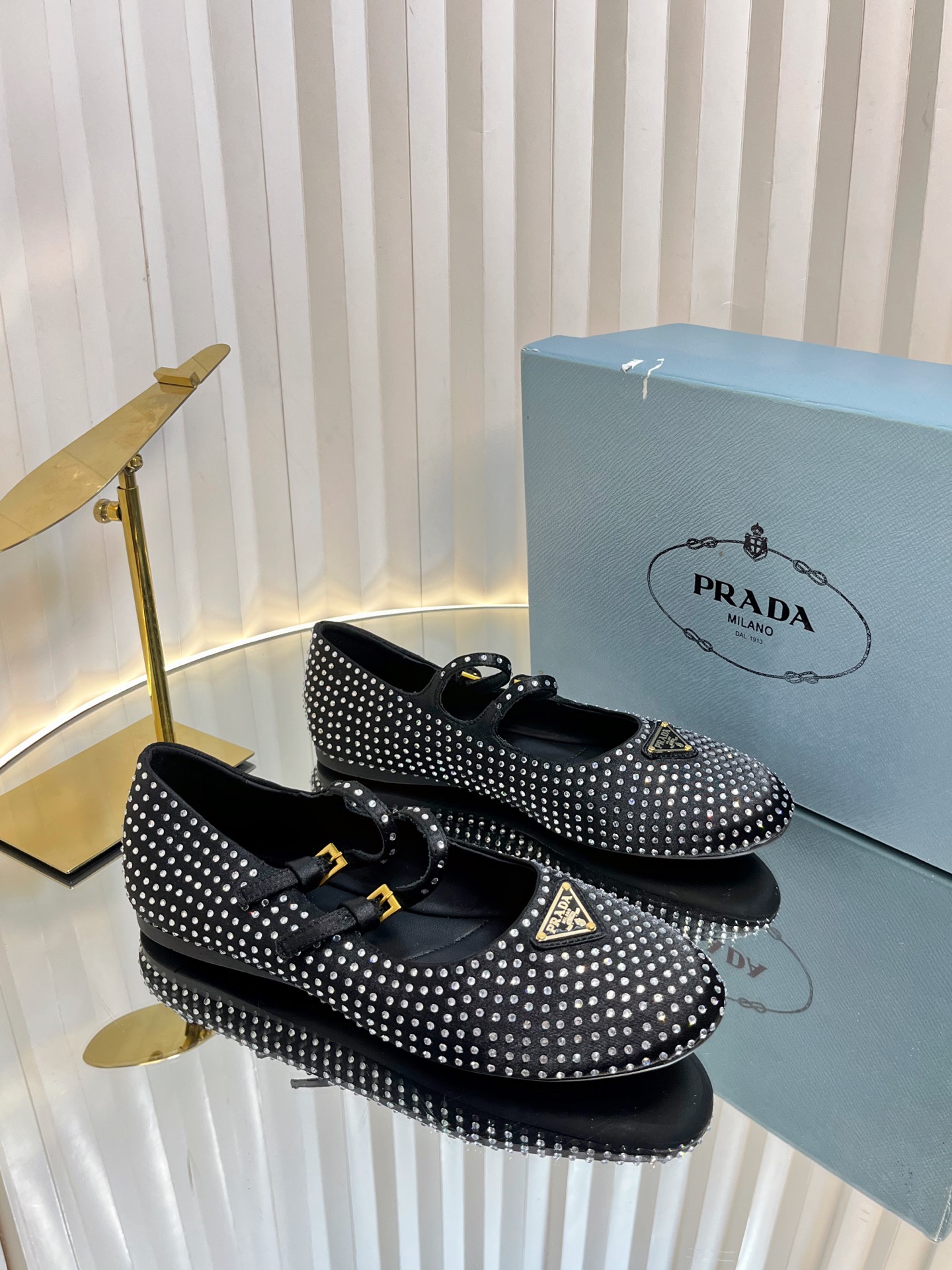 NO:240590,PRADA Glittering Diamond New Products The strength is coming. Prada Glow's limited-time store's very shiny items, Mary Zhen single shoes, ballet shoes, super popular series of products, major internet celebrities Qiao Xin, Cheng Xiao, and Liu Lingzi, the same round-toe triangle buckle (Mary Zhen single shoes)!  Fashionable and versatile nice items, all kinds of beauties have stood firm, and the exclusive new one is available!  Sisters who like to wear high heels but are afraid of being tired will come over. The flat bottom will definitely make your feet light, and you will not be tired at all, and your feet will be steadily and relaxed!  The Italian counter purchasing original shoes are developed, 1 to 1, which is reproduced in the original flavor. This year's theme is not defined. The texture is reflected through simplicity and simplicity. The fabric is imported silk/crystal diamond. The triangular mark feels the same as the original version, and is matched with the original rubber outsole. Size: #35-41 (40.41 custom made without return or exchange), single shoes, prada, prada, mary jane, high heels, real silk19860909PRADA 普拉达闪闪烫钻 新品 实力来袭 Prada Glow限时店很闪亮的单品 玛丽珍单鞋 芭蕾舞鞋 超级爆系列爆品,各大网红明星乔欣,程潇,刘令姿同款圆头三角扣（玛丽珍单鞋）！ 时髦百搭nice单品,各路美女站稳了,独家上新啦！喜欢穿高跟鞋又怕累的姐姐们看过来,平底绝对让脚步轻盈,百分百不累脚,上脚稳稳的轻松！ 意大利专柜代购原版鞋开发,1比1照足原味复刻.今年的主题就是不被定义 通过简单简洁体现质感 面料进口真丝/水晶钻 三角标触感凹凸感和原版一致,搭配原版橡胶大底 Size:#35-41(40.41订做不退换）,单鞋,prada,prada,mary jane,high heels,real silk,Women's Shoes