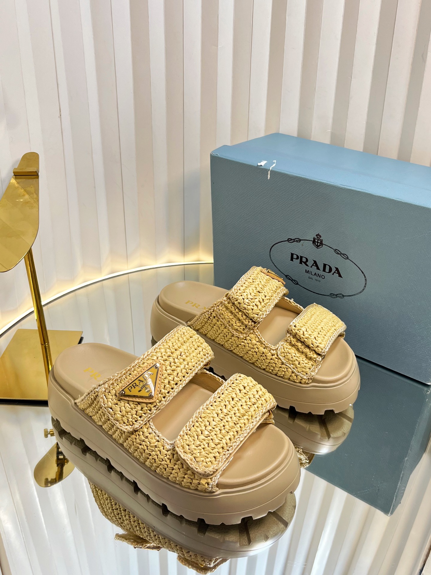 NO:240604,Latest series Prad* Prad* 25 models / straw woven thick-soled Velcro sandals / slippers Roman thick-soled Velcro sandals Latest catwalk style, classic upgrade Comfort and fashionable coexistence. Each color is good, design and matching different styles. Original custom fabric of upper. Living: Original custom sheepskin lining. Original open-moulded non-slip sole, heel height 5.5cm. Shoe size: 35-41 (customized for 40.41), slipper sandals, prada, prada, sandals, slippers, espadrilles, sheepskin19860909最新系列 Prad* 普拉达25款/草编厚底魔术贴凉鞋/拖鞋 罗马厚底魔术贴凉鞋 最新走秀款,经典升级 舒适度与时髦度并存 每个颜色搭配都好看,设计搭配不同风格需求 鞋面原版定制面料 内里: 原版定制羊皮内里  大底原版开模防滑大底,跟高5.5cm 鞋码: 35-41（40.41订做）,拖鞋凉鞋,prada,prada,sandals,slippers,espadrilles,sheepskin,Women's Shoes