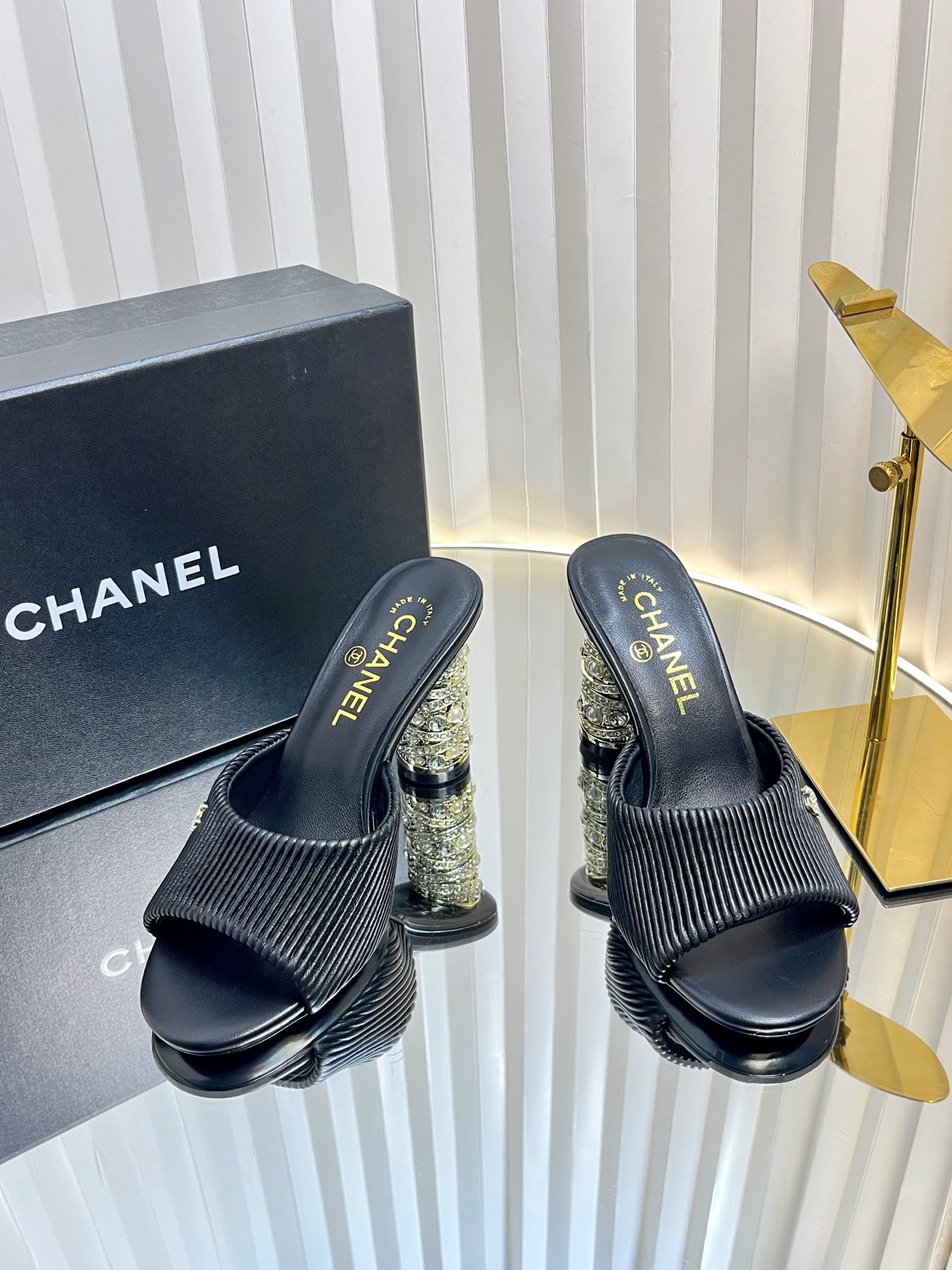 NO:240595,CHANE*｜Xiaoxiang 25P Spring and Summer New Product Series Double C Full Diamond High Heel Slippers This season's model is breathtakingly beautiful!  It is hazy and can't see clearly. Whether it is a clothes or a skirt, it is faintly sexy when worn on a woman. It is very dreamy and romantic, playful and cute, full of temperament, and it is fashionable and modern, revealing a hint of elegant charm!  This shoe satisfies all girls' fantasies about high heels. It has a girlish feel and can also be worn to look like a goddess!  The upper is made of custom imported sheepskin, the inner tiptoe is all lambskin, Italian imported cowhide outsole, heel height 8cm zesi35-39 (customized by 40/41), high heels, chanel, high heels, slippers, slippers, skirts, cowhide, sheepskin19860909CHANE*｜小香25P春夏新品 系列双C满钻高跟拖鞋 这一季的款美得让人窒息！ 朦胧看不清,不管是衣服还是裙子 穿在女人身上,若隐若现的小性感 很梦幻很浪漫,俏皮可爱,气质十足 又不失时尚现代感,透出丝丝优雅魅力！ 这款鞋满足了女生对高跟鞋的所有幻想 既有少女感,也可以穿出女神范！ 鞋面采用定制进口羊皮 内里踮脚均为小羊皮 意大利进口牛皮大底 跟高8cm zesi35-39（40/41定制）,高跟鞋拖鞋,chanel,high heels,slippers,skirts,cowhide,sheepskin,Women's Shoes