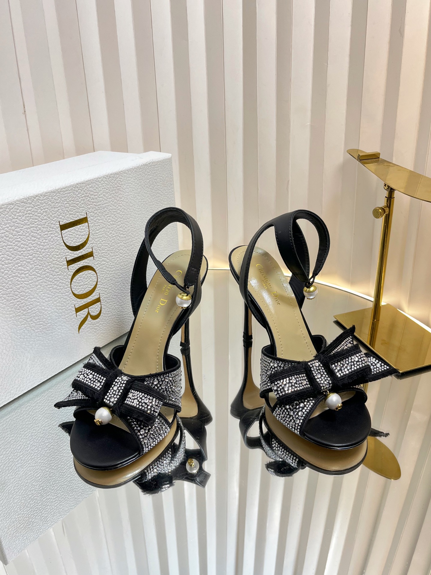 NO:241800,Dior Maria Grazia Chiuri launches exquisite and elegant Dior Gem heel sandals. They are carefully crafted from silver-toned cotton fabric, embroidered with metallic luster thread, embroidered with multi-color square imitation crystal, and the exquisite lace-up is unique. The style is exquisite and matched with 9.5 cm heels, which can be matched with formal shapes. Size 35-42 (40.41.42 no return or replacement), high heels sandals, dior, dior, sandals, high heels19860909Dior迪奥 玛丽亚·嘉茜娅·蔻丽 (Maria Grazia Chiuri) 推出精致高雅的 Dior Gem 带跟凉鞋.采用银色调棉质面料精心制作,饰以金属光泽线刺绣,点缀以多色正方形仿水晶,精美的系带别具一格.款式精美,搭配 9.5 厘米鞋跟更加精致,可与正式造型搭配. 码数 35-42（40.41.42不退不换）,高跟鞋凉鞋,dior,dior,sandals,high heels,Women's Shoes