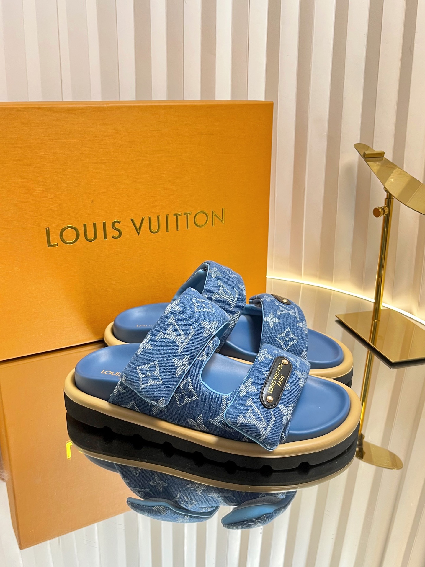 NO:240593,LV chubby sexy slippers (couple style) louis vuitton lv 25ss early spring couple style brenkin slippers cute, feet feel so good, side logo buckle finishing touch Simple and high-end Heel design wear and walk right away Lazy gossip, warmth, excellent effect, closed eyes, original purchase and development, imported matte leather, presbyopia, hardware buckle original mold opening, inner foot pad sheepskin water table [not spray paint] sole original mold opening, size 35~45, slippers, louis vuitton, louis vuitton, slippers, sheepskin19860909LV胖乎乎性感拖鞋(情侣款) louis vuitton lv 25ss早春 情侣款 勃肯拖鞋 可可爱爱、脚感简直不要太好 侧面logo扣点睛之笔 简约又高级 露跟设计 即穿即走 懒人福音 保暖 效果极佳 闭眼入 原版购入开发 鞋面进口磨砂皮、老花超纤 五金扣原版开模 内里垫脚羊皮 水台包水台【并非喷漆】 鞋底鞋底原版开模大底 码数35～45,拖鞋,louis vuitton,louis vuitton,slippers,sheepskin,Women's Shoes