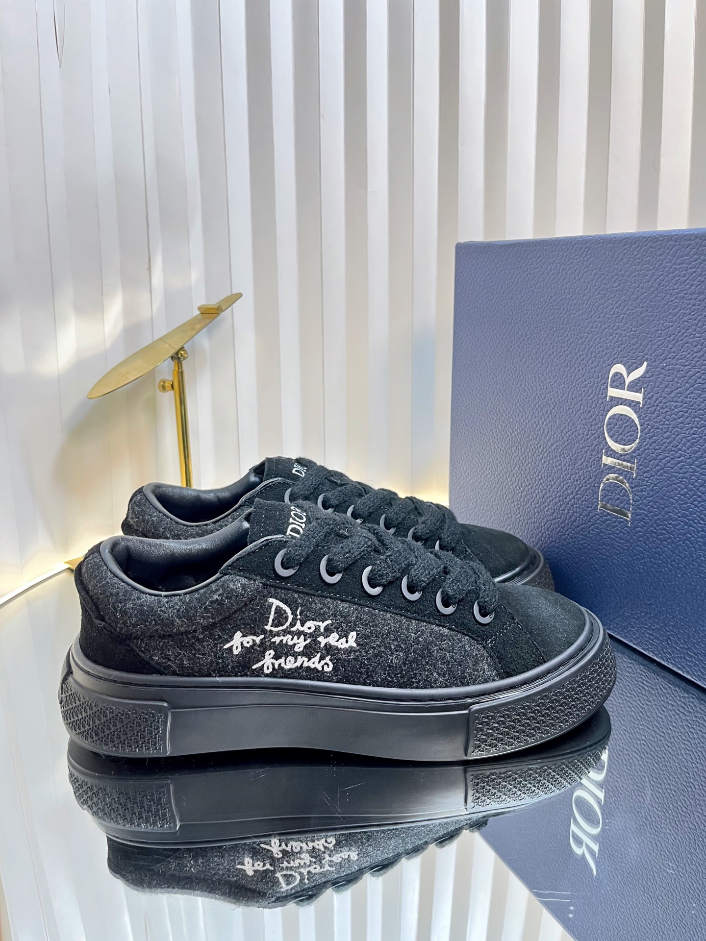 NO:240591,Couple model Dior x Denim Tears co-branded model B33 series Couple model Casual sports shoes Skateboard shoes Original purchase and development Made this new B33 sneakers reinterpret classic tennis shoes, with stylish silhouettes highlighting the thick feeling. It is carefully crafted from navy blue and white jacquard fabrics, decorated with Oblique prints, suede inserts, a unique padded tongue embossed with Dior embossed logo, paired with navy blue mohair wide laces and matte tone finish brass eyelets. White Dior Oblique patterned rubber sole, and a contrasting Dior 30 Avenue Montaigne logo on the back side enhances the style. It can add a stylish temperament to the casual look  Original custom fabric Oblique presbyopia   cowhide   embroidery   velvet colored wool inner lining original custom sheepskin   breathable mesh original sole open mold anti-slip TPU material Sole thickness 4CM Size: Women's model 35-42 (40.41.42 customized) / Men's model 38-46 (38.45.46 customized), casual shoes/sports shoes, dior, dior, sneakers, cowhide, sheepskin19860909情侣款 迪奥Dior x Denim Tears联名合作款 B33系列 情侣款 休闲 运动鞋 滑板鞋 原版购入开发 做货 这款 B33 运动鞋新品,重新诠释经典的网球鞋,时尚的廓形突显厚实感.采用海军蓝色和白色提花面料精心制作,饰以 Oblique 印花,搭配绒面革镶片,别具一格的加垫鞋舌点缀以 Dior 压花标志,搭配海军蓝色马海毛宽鞋带和哑光同色调饰面黄铜孔眼.白色 Dior Oblique 图案橡胶鞋底,后侧饰以对比鲜明的 Dior 30 Avenue Montaigne 标志提升格调.可为休闲造型增添时尚气质 面料原版定制Oblique老花 牛皮 刺绣 绒彩毛 内里原版定制羊皮 透气网里 鞋底原版开模防滑TPU材质 底厚4CM Size:女款35-42 (40.41.42订做)/ 男款38-46(38.45.46订做),休闲鞋/运动鞋,dior,dior,sneakers,cowhide,sheepskin,Women's Shoes