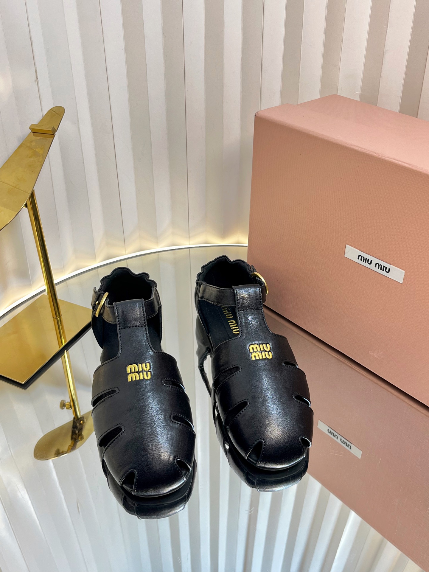 NO:240585,MiuMiu 25ss early spring new style, new Roman shoes, Marie Jane ballet shoes, official spring and summer new style, fashionable and versatile, salty and sweet, not grinding at all. Whether worn barefoot or socks, it will reduce age and be super invincible and versatile!  Upper cowhide inner foot pad sheepskin original rubber outsole Size# 35-39 (40.41 custom made without return), sandals, miumiu, sandals, mary jane, cowhide, sheepskin, socks19860909MiuMiu 缪缪 25ss早春新款 走秀新款罗马鞋玛丽珍芭蕾舞鞋 官方春夏走秀新款,时髦百搭·即可咸又可甜 一点也不磨脚 无论光脚穿还是搭配袜子穿都超级减龄 超级无敌百搭！ 鞋面牛皮 内里垫脚羊皮 鞋底原版橡胶大底 Size# 35-39（40.41订做不退换）,凉鞋,miumiu,sandals,mary jane,cowhide,sheepskin,socks,Women's Shoes