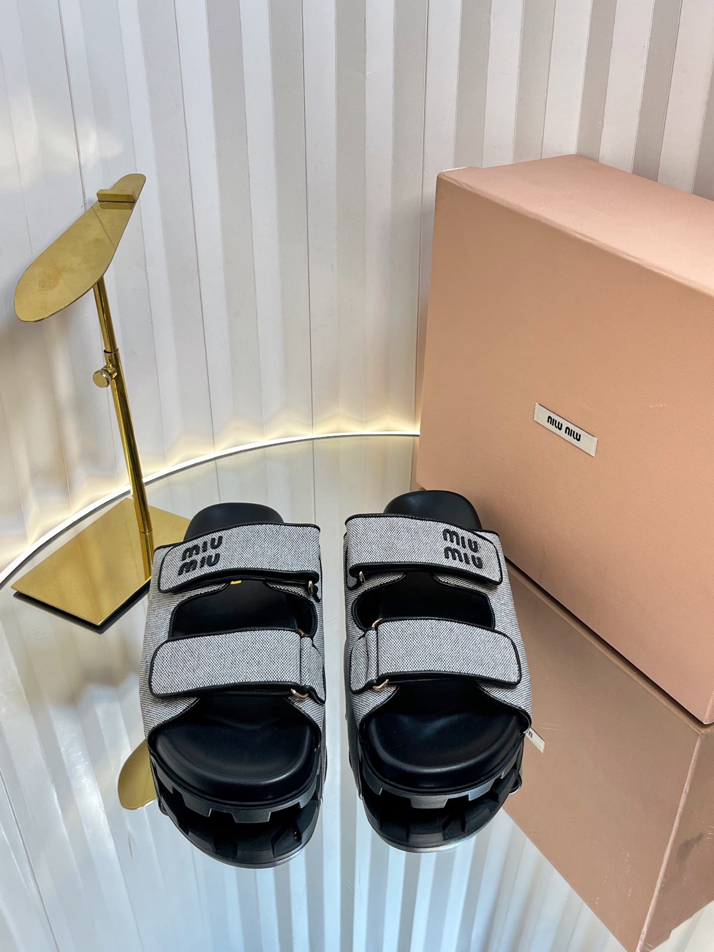 NO:240579,miumiu Miu Miaochun weaving slippers miu ss25 new arrival~Spring and summer new woven slippers pure finishing weaving, lambskin inner, slowly lazy vacation feel The sole has a certain thickness and is very comfortable size 35-41 (customized for 40.41), slippers, miumiu, slippers, sheepskin19860909miumiu缪缪春编织拖鞋 miu ss25 new arrival～春夏 编织拖鞋新品 纯收工编织,小羊皮内里,慢慢慵懒 度假feel 鞋底有一定厚度,很舒适 size 35-41（40.41订做）,拖鞋,miumiu,slippers,sheepskin,Women's Shoes