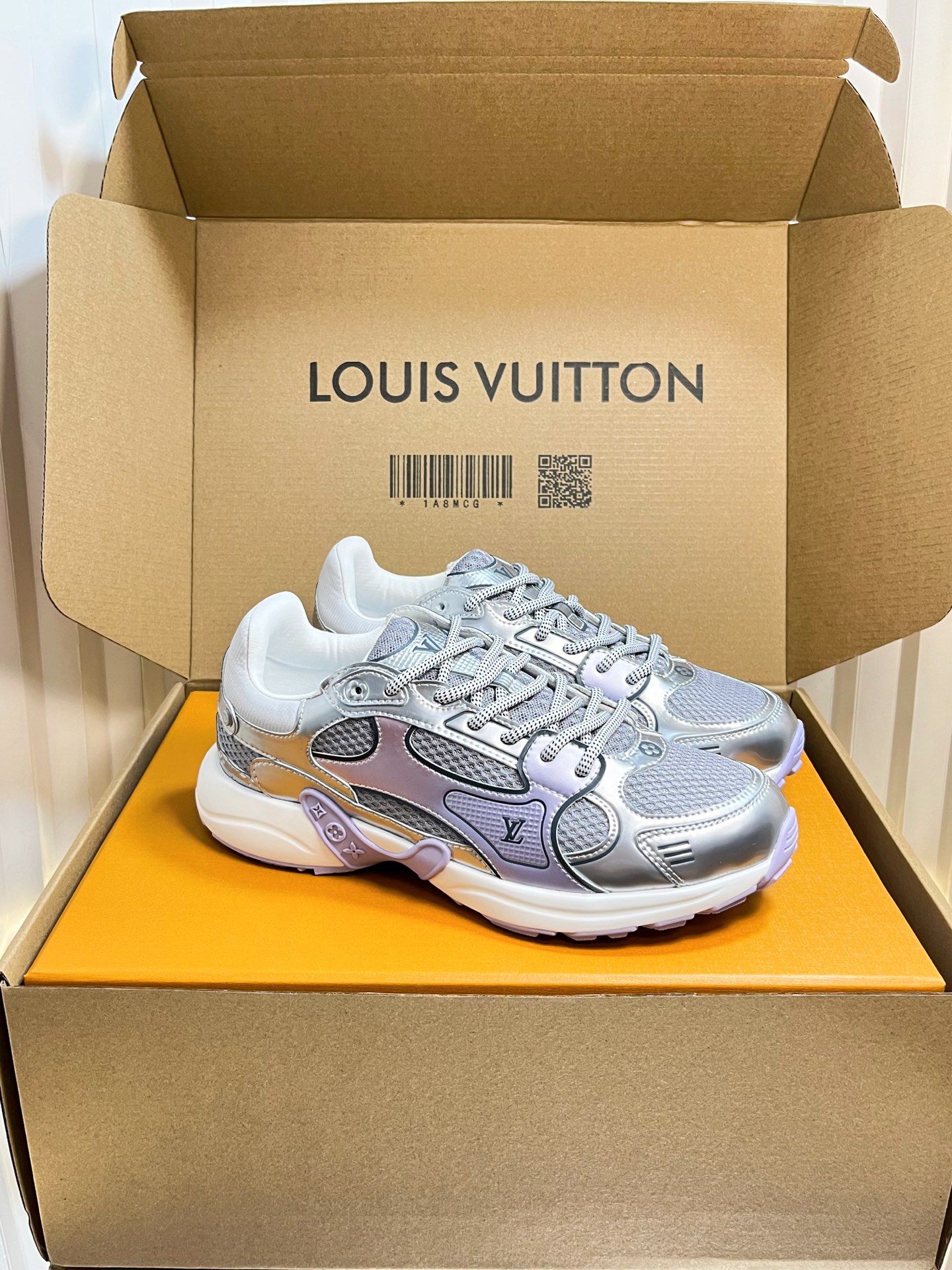 NO:240576,Women and men's couples top version LV-Louis Vuitton-Latest catwalk new model Original 11 development replica!  !  Very comfortable to put on the foot, luxurious materials, fine workmanship, midsole printed with English letters made in Europe, the upper is spliced ​​by calfskin imported from Italy, with brand logo and signature on the side, the latest latex footbed mesh inner lining, the foot feels super comfortable. Original special supply of original two-color TPU combination sole. Packing process Goodyear sewing locking edge Fabric: exclusive custom top layer cowhide Accessories: Exclusive private mold Vuitton logo, inner lining: Custom silky mesh inner lining - top layer silk cowhide inner lining Outsole: TPU combination sole wear-resistant, non-slip, yellow footbed footbed: new latex mat-mesh sweat-absorbing counter technology: full computer needle car pull wire toe back cover hot and cold set Full set of pull-up sleeves last medium and low logo pattern Special counter packaging - shoelaces Certificate Card Instruction Certificate of conformity Dust bag The most complete packaging of the entire network with aircraft box  Women's 35-41 (40.41 customized) Men's 39-45 (39.45 customized), dad shoes, louis vuitton, louis vuitton, cowhide19860909女男情侣款 顶级版本 LV-路易威登-最新走秀新款 原版11开发复刻！！上脚非常舒适 奢侈用料,做工精细,中底印有欧洲制造英文字母 鞋面由意大利进口小牛皮拼接,侧边饰有品牌LOGO标志及签名,最新乳胶垫脚网布内里,脚感超舒适.原厂特供原版双色TPU组合大底.套包工艺 固特异缝合锁边 面料:独家定制头层牛皮 配件:独家私模Vuitton 标识, 内里:定制丝滑网里-头层丝绸牛皮内里 大底:TPU组合大底耐磨防滑防黄 垫脚:新款乳胶垫-网纱吸汗 专柜工艺:全电脑针车拉线 鞋头 后套 冷热定型 全套拉帮套楦中低logo花纹 专柜包装 -鞋带 证书 卡片 说明书 合格证 防尘袋 全网最齐包装配飞机盒 女款35-41(40.41订做) 男款39-45(39.45订做),老爹鞋,louis vuitton,louis vuitton,cowhide,Women's Shoes