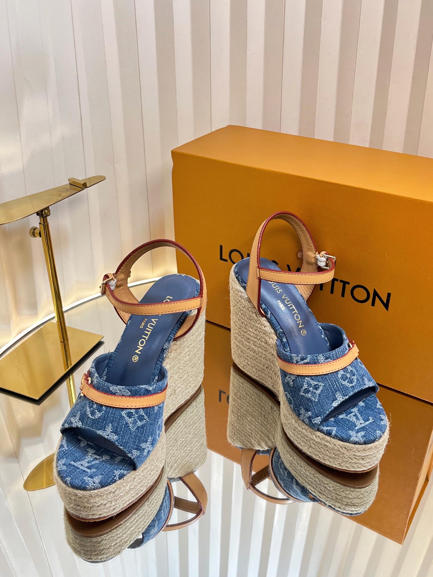 NO:820275,LV | Louis Vuitton 26 spring and summer new models. The top version is the same as the original version. The counter focuses on the latest model LV  Full of high-end feel!  A popular model among bloggers at home and abroad, it is retro, fashionable and looks great on your feet!  The official website’s main recommendation★ Original custom-made cowhide print/straw weave/denim/calfskin upper, imported sheepskin lining, original molded outsole, heel height 12cm, water platform 3.5cm/8cm, water platform 4.5, shoe size: 35-39 (customized for 40, 41), high-heeled sandals, louis vuitton, louis vuitton, sandals, high  heels,espadrilles,cowhide,sheepskin19860909LV | 路易威登 26春夏新款 顶级版本原版一致 专柜主打最新款 LV X TM村上隆联名款麻绳坡跟凉鞋 硬货上新 代购级别！高级感十足！国内外博主刷爆的一款,复古又时髦上脚美炸了！官网主推款★ 鞋面原版定制牛皮印花/草编织/牛仔布/小牛皮 内里进口羊皮里 大底原版开模大底 跟高12cm 水台3.5cm/8cm 水台4.5 鞋码: 35-39（40、41定制）,高跟鞋凉鞋,louis vuitton,louis vuitton,sandals,high heels,espadrilles,cowhide,sheepskin,Women's Shoes