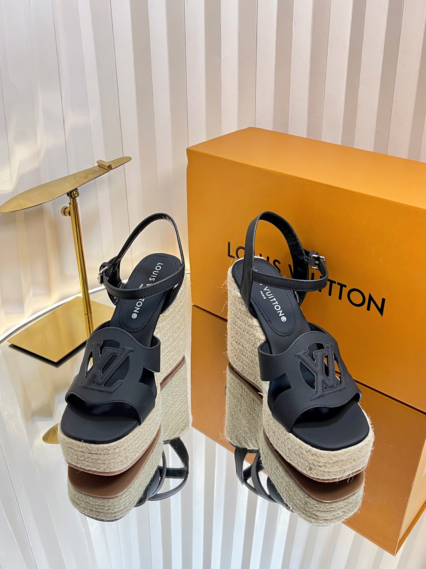 NO:246812,LV | Louis Vuitton 25 Spring and Summer New Model, Top version, the original version is consistent, the counter is the latest model, LV X TM Murakami Takashi jointly made the hemp rope wedge sandals, hard goods are on the newest, purchasing level!  Full of high-end feeling!  A popular model from domestic and foreign bloggers, retro and fashionable, beautiful!  Official website main model★ Original custom cowhide print/grass weaving/denim/calf leather inner imported sheepskin lining, original open molded sole, heel height 12cm water table 3.5cm/8cm water table 4.5 Shoe size: 35-39 (customized by 40, 41), high heels, sandals, louis vuitton, louis vuitton, sandals, high heels, espadrilles, cowhide, sheepskin19860909LV | 路易威登 25春夏新款 顶级版本原版一致 专柜主打最新款 LV X TM村上隆联名款麻绳坡跟凉鞋 硬货上新 代购级别！高级感十足！国内外博主刷爆的一款,复古又时髦上脚美炸了！官网主推款★ 鞋面原版定制牛皮印花/草编织/牛仔布/小牛皮 内里进口羊皮里 大底原版开模大底 跟高12cm 水台3.5cm/8cm 水台4.5 鞋码: 35-39（40、41定制）,高跟鞋凉鞋,louis vuitton,louis vuitton,sandals,high heels,espadrilles,cowhide,sheepskin,Women's Shoes