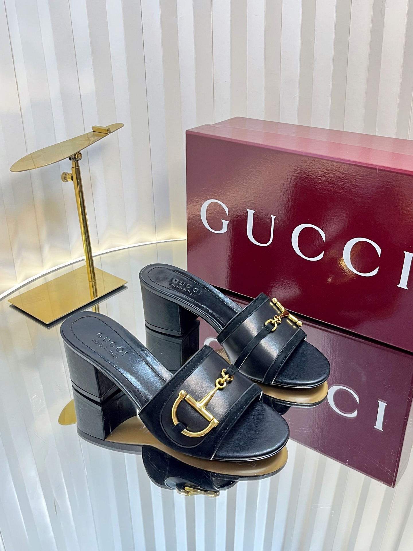 NO:246797,55ssGUCC* High Quality GUcci latest big D horse-bit slippers!  Three styles and three materials/sized sandals/flat-soled sandals/small thick heel sandals/boutique copy, double-layer oil-edged double-layer leather sole, original counter mold opening, and classic casting!  Drawing inspiration from the 1970s collection design that injected glory into the brand, this women's sandals accessories, classic Big D New Horse Bit Detailed Gold Accessories, fully displaying a unique charm. It is made of exquisite sheepskin, the design combines traditional inspiration with modern versatile style, elegantly embellishes the warm season's shape and refreshing and high-end fabric, sheepskin/Yangjing/Old Flower GG/Cloth mesh/A variety of materials, inner lining and foot-cushioning sheepskin, foot comfort level exceeds all similar products in the market!  Soles imported from Italy Size35-43 (40.41.42.43 Custom made without return or replacement), slippers, gucci, slippers, sheepskin, sheep, Leather soles1986090955ssGUCC*高品质 GUcci最新款大D马衔扣拖鞋！三大风格三大材料/夹脚凉拖/平底拖/小粗跟凉拖鞋/精品复制,双层油边双层真皮大底,专柜原版开模精心制作,匠心铸造经典！从为品牌注入荣光的20世纪七十年代典藏设计中汲取灵感,这款女士凉拖配饰经典大D新马衔扣细节金色调配件,尽显别样魅力.采用精致羊皮打造,设计融合传统灵感与现代百搭风格,优雅点缀暖季造型清爽高级 面料 羊皮/羊京/老花GG/布网/多种材料组成 内里、垫脚头层羊皮,脚感舒适程度超乎市场所有同类产品！ 鞋底意大利进口真皮大底  Size35-43(40.41.42.43定做不退不换）,拖鞋,gucci,slippers,sheepskin,sheep,Leather soles,Women's Shoes