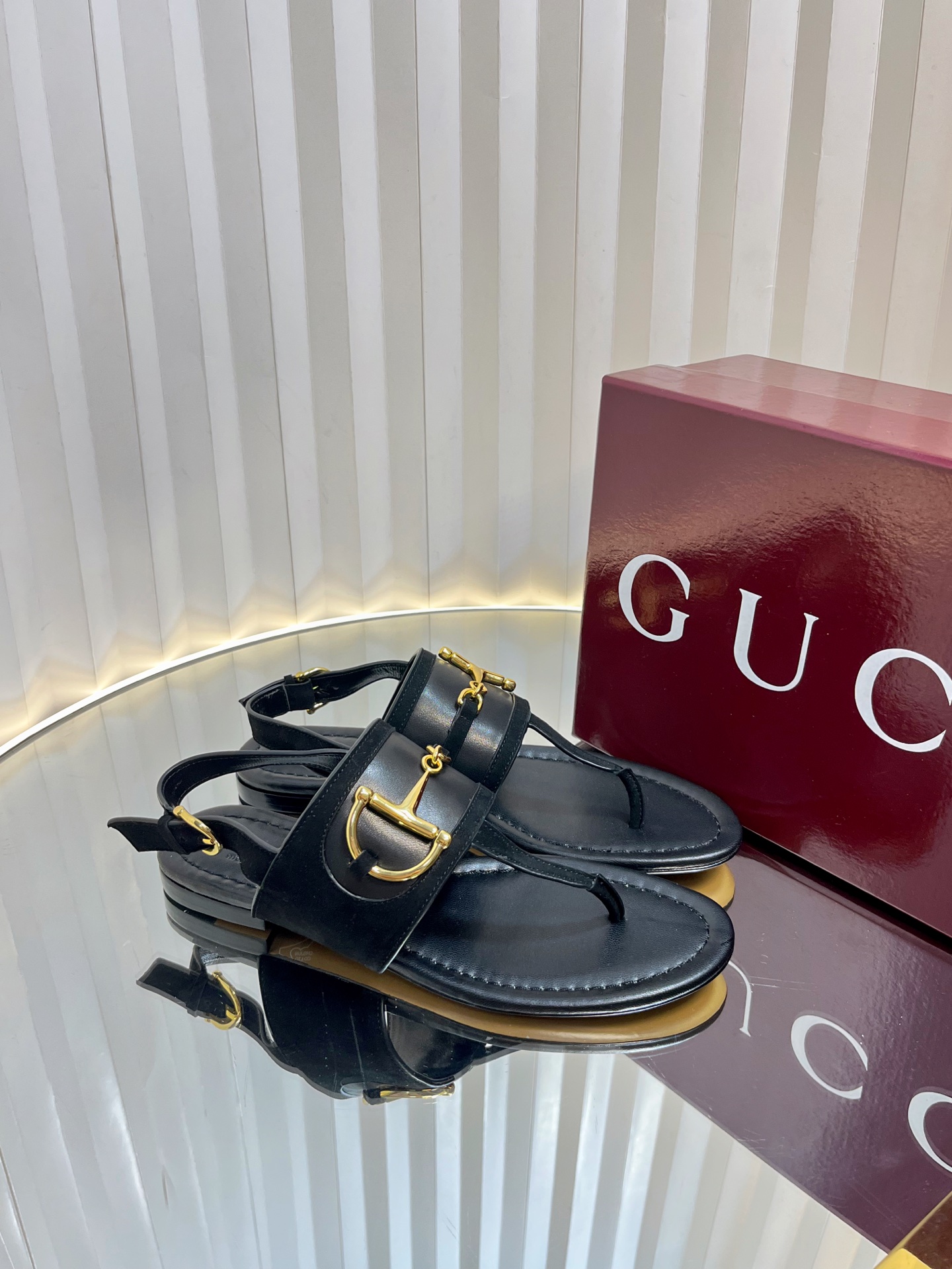 NO:246792,55ssGUCC* High Quality GUcci latest big D horse-bit slippers!  Three styles and three materials/sized sandals/flat-soled sandals/small thick heel sandals/boutique copy, double-layer oil-edged double-layer leather sole, original counter mold opening, and classic casting!  Drawing inspiration from the 1970s collection design that injected glory into the brand, this women's sandals accessories, classic Big D New Horse Bit Detailed Gold Accessories, fully displaying a unique charm. It is made of exquisite sheepskin, the design combines traditional inspiration with modern versatile style, elegantly embellishes the warm season's shape and refreshing and high-end fabric, sheepskin/Yangjing/Old Flower GG/Cloth mesh/A variety of materials, inner lining and foot-cushioning sheepskin, foot comfort level exceeds all similar products in the market!  Soles imported from Italy Size35-43 (40.41.42.43 customized without return or exchange), split-toed shoes, gucci, slippers, sheepskin, sheep, Leather soles1986090955ssGUCC*高品质 GUcci最新款大D马衔扣拖鞋！三大风格三大材料/夹脚凉拖/平底拖/小粗跟凉拖鞋/精品复制,双层油边双层真皮大底,专柜原版开模精心制作,匠心铸造经典！从为品牌注入荣光的20世纪七十年代典藏设计中汲取灵感,这款女士凉拖配饰经典大D新马衔扣细节金色调配件,尽显别样魅力.采用精致羊皮打造,设计融合传统灵感与现代百搭风格,优雅点缀暖季造型清爽高级 面料 羊皮/羊京/老花GG/布网/多种材料组成 内里、垫脚头层羊皮,脚感舒适程度超乎市场所有同类产品！ 鞋底意大利进口真皮大底  Size35-43(40.41.42.43定做不退不换）,分趾鞋,gucci,slippers,sheepskin,sheep,Leather soles,Women's Shoes