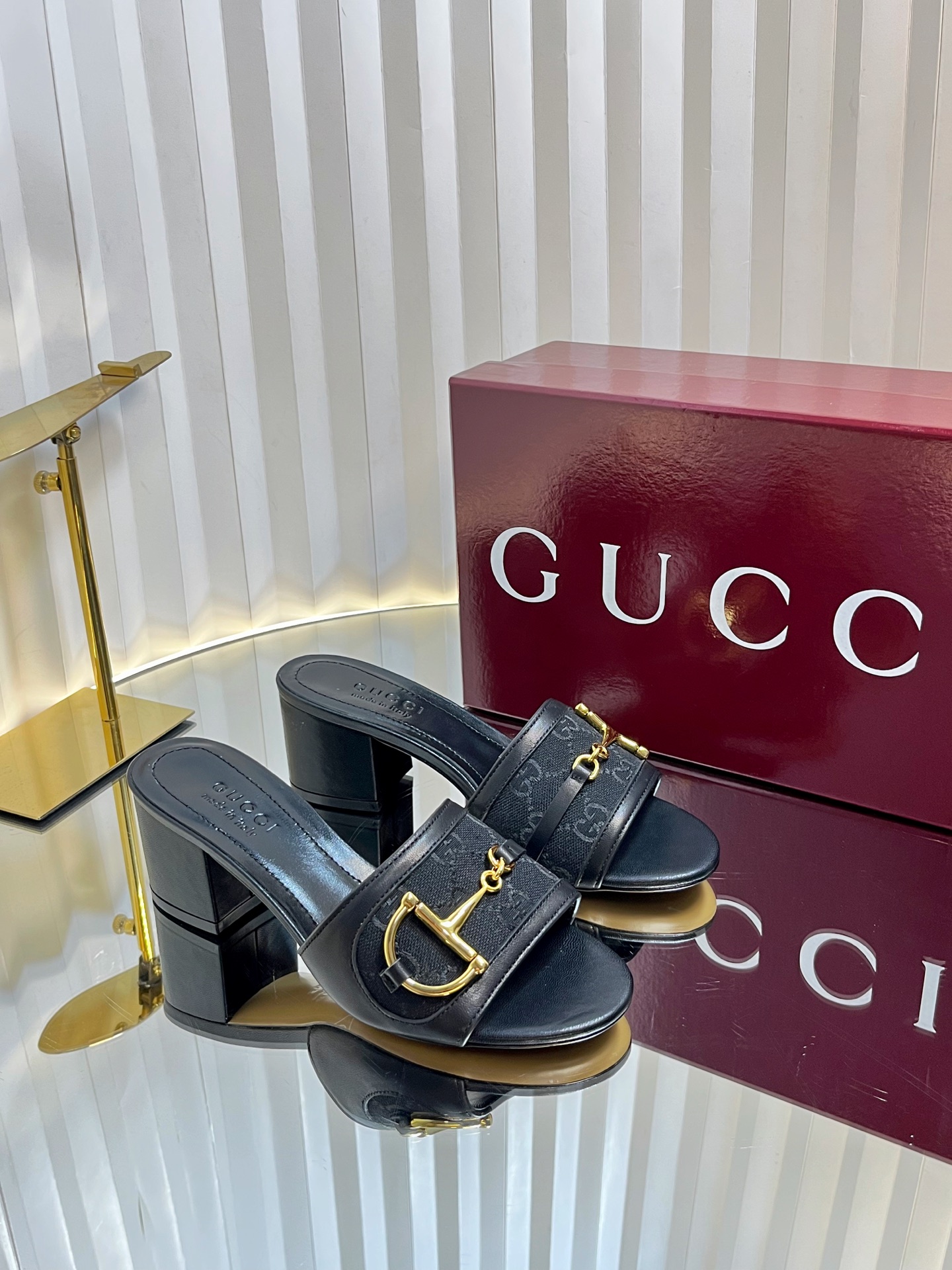 NO:265108,55ssGUCC* High Quality GUcci latest big D horse-bit slippers!  Three styles and three materials/sized sandals/flat-soled sandals/small thick heel sandals/boutique copy, double-layer oil-edged double-layer leather sole, original counter mold opening, and classic casting!  Drawing inspiration from the 1970s collection design that injected glory into the brand, this women's sandals accessories, classic Big D New Horse Bit Detailed Gold Accessories, fully displaying a unique charm. It is made of exquisite sheepskin, the design combines traditional inspiration with modern versatile style, elegantly embellishes the warm season's shape and refreshing and high-end fabric, sheepskin/Yangjing/Old Flower GG/Cloth mesh/A variety of materials, inner lining and foot-cushioning sheepskin, foot comfort level exceeds all similar products in the market!  Soles imported from Italy Size35-43 (40.41.42.43 Custom made without return or replacement), slippers, gucci, slippers, sheepskin, sheep, Leather soles1986090955ssGUCC*高品质 GUcci最新款大D马衔扣拖鞋！三大风格三大材料/夹脚凉拖/平底拖/小粗跟凉拖鞋/精品复制,双层油边双层真皮大底,专柜原版开模精心制作,匠心铸造经典！从为品牌注入荣光的20世纪七十年代典藏设计中汲取灵感,这款女士凉拖配饰经典大D新马衔扣细节金色调配件,尽显别样魅力.采用精致羊皮打造,设计融合传统灵感与现代百搭风格,优雅点缀暖季造型清爽高级 面料 羊皮/羊京/老花GG/布网/多种材料组成 内里、垫脚头层羊皮,脚感舒适程度超乎市场所有同类产品！ 鞋底意大利进口真皮大底  Size35-43(40.41.42.43定做不退不换）,拖鞋,gucci,slippers,sheepskin,sheep,Leather soles,Women's Shoes