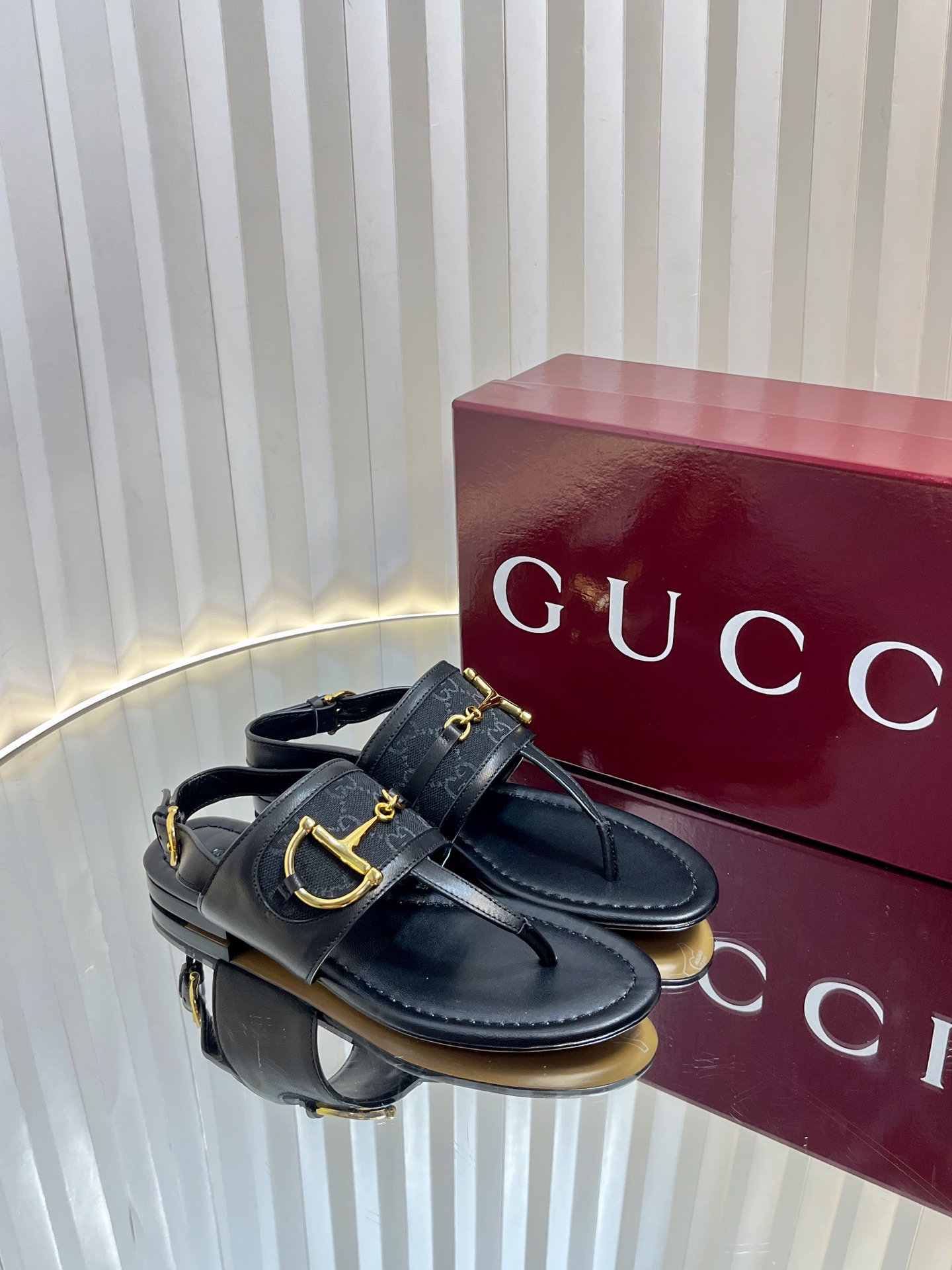 NO:404533,55ssGUCC* High Quality GUcci latest big D horse-bit slippers!  Three styles and three materials/sized sandals/flat-soled sandals/small thick heel sandals/boutique copy, double-layer oil-edged double-layer leather sole, original counter mold opening, and classic casting!  Drawing inspiration from the 1970s collection design that injected glory into the brand, this women's sandals accessories, classic Big D New Horse Bit Detailed Gold Accessories, fully displaying a unique charm. It is made of exquisite sheepskin, the design combines traditional inspiration with modern versatile style, elegantly embellishes the warm season's shape and refreshing and high-end fabric, sheepskin/Yangjing/Old Flower GG/Cloth mesh/A variety of materials, inner lining and foot-cushioning sheepskin, foot comfort level exceeds all similar products in the market!  Soles imported from Italy Size35-43 (40.41.42.43 customized without return or exchange), split-toed shoes, gucci, slippers, sheepskin, sheep, Leather soles1986090955ssGUCC*高品质 GUcci最新款大D马衔扣拖鞋！三大风格三大材料/夹脚凉拖/平底拖/小粗跟凉拖鞋/精品复制,双层油边双层真皮大底,专柜原版开模精心制作,匠心铸造经典！从为品牌注入荣光的20世纪七十年代典藏设计中汲取灵感,这款女士凉拖配饰经典大D新马衔扣细节金色调配件,尽显别样魅力.采用精致羊皮打造,设计融合传统灵感与现代百搭风格,优雅点缀暖季造型清爽高级 面料 羊皮/羊京/老花GG/布网/多种材料组成 内里、垫脚头层羊皮,脚感舒适程度超乎市场所有同类产品！ 鞋底意大利进口真皮大底  Size35-43(40.41.42.43定做不退不换）,分趾鞋,gucci,slippers,sheepskin,sheep,Leather soles,Women's Shoes