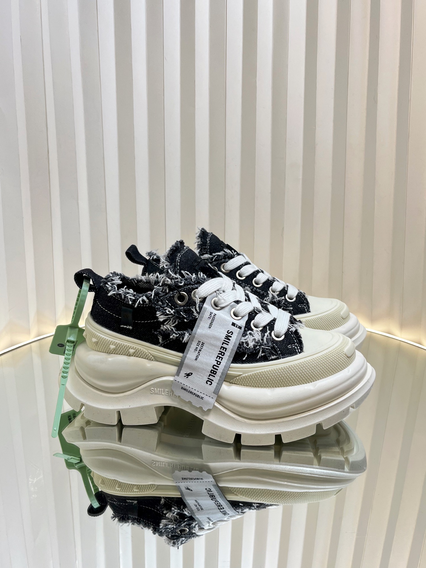 NO:262350,2055vs Spring and Summer SmileRepublic Internet celebrity king couple casual series... [Couple thick-soled casual shoes] SmileRepublic comes from an American brand. Today's popular elements, lace craftsmanship, large wide shoelace bow texture form, and the large-toe sole shape is quite retro, which brings a strong visual impact while matching!  It also represents the custom paper logo on the side of the 23 latest popular iconic color matching shoes. Of course, it is the most eye-catching... Fabric: original customized high-density canvas. Inner: customized original canvas. Foot pads: customized cowhide injection molding pads. Outsole: exclusive open mold rubber sole. Packaging: authentic original complete packaging. Size: 35-44 (female 40.41 men. 39.45 customized without return). Casual shoes/sports shoes, sneakers, cowhide198609092055vs春夏SmileRepublic网红王炸情侣休闲系列……【情侣厚底休闲鞋】 SmlieRepublic来源于美国品牌,今天流行元素,絮絮花边工艺,大宽鞋带蝴蝶结纹理形式呈现,大头鞋底外形颇具复古感,搭配起来带来极强的视觉冲击感的同时！ 也代表了23最新流行的标志性配色鞋身侧面的定制纸标Logo当然是最抢眼的存在…… 面料:原版定制高密度帆布 内里:定制原版帆布 垫脚:定制牛皮注塑成型垫 大底:独家开模橡胶大底 包装:正品原版全套包装 码数:35-44（女40.41男39.45定制不退换）,休闲鞋/运动鞋,sneakers,cowhide,Women's Shoes