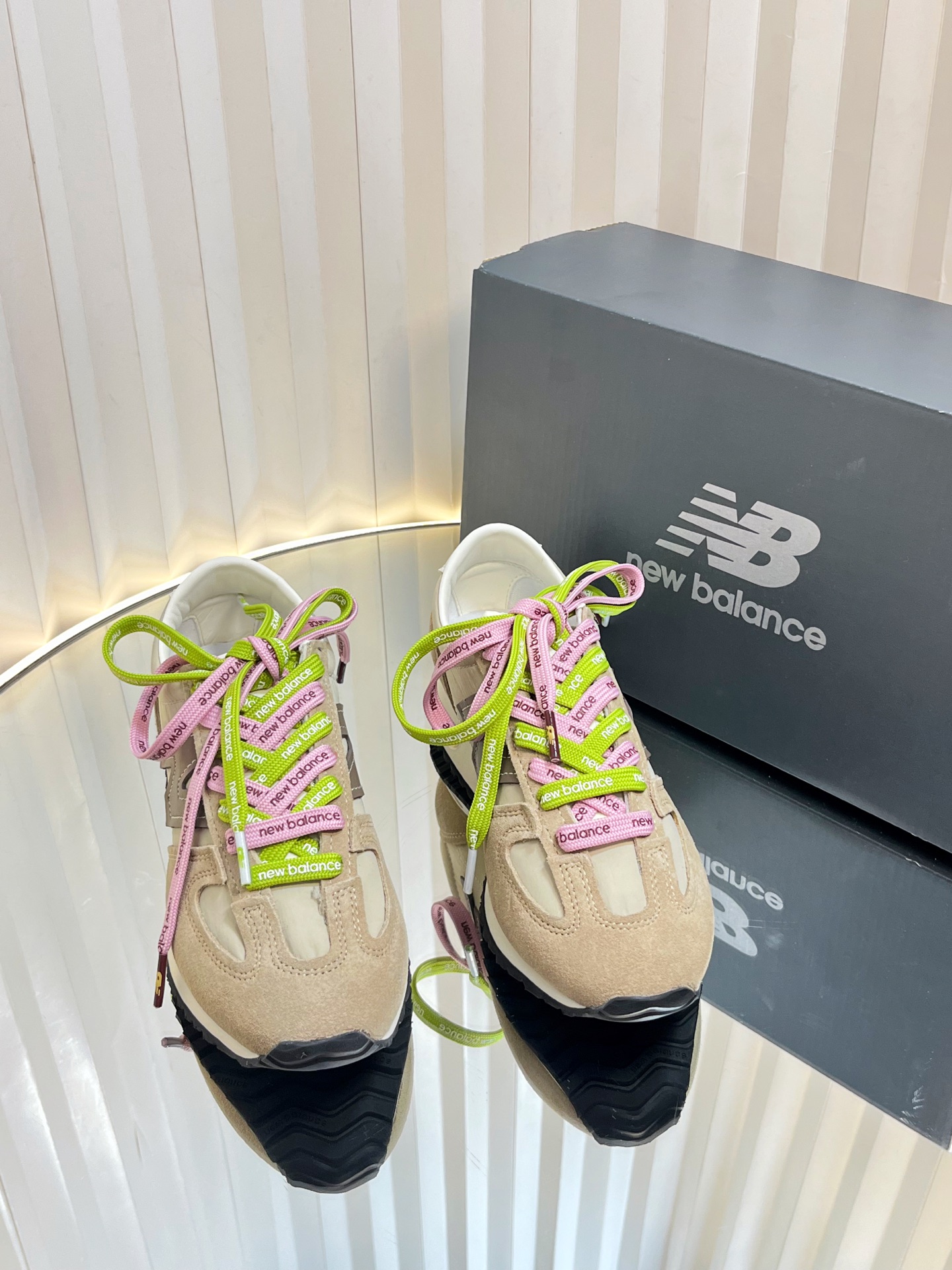 NO:262371,New balance New Balance New Balance 471 couple model 25ss spring and summer new product retro casual shoes sports shoes 471 shoes inherit its classic outline, outlining the light appearance with slender sandalwood, rejuvenating the new look of retro thin-soled shoes. This color scheme is so durable, NB really rarely produces this milk purple color, and there are three pairs of shoelaces!  !  Spring and summer are really casually equipped. The upper is made of original imported suede/cowhide/breathable net. The inner foot pad is original breathable net. The sole is original customized EVA non-slip rubber outsole. Size women's 35-39 (40.41 customization without return and exchange) men's 39-44, casual shoes/sports shoes, new balance, sneakers, cowhide, chamois leather19860909女男New balance 纽百伦471情侣款 25ss春夏新品 复古 休闲鞋 运动鞋 471鞋款承袭其经典轮廓,以纤细鞋檀勾勒轻盈外形 焕启复古薄底鞋新风貌 这个配色好耐看,NB真的很少出这种奶紫色 而且有三副鞋带！！ 春夏真的是随便配了 鞋面采用原版进口麂皮/牛皮/透气网 内里垫脚原版透气网 鞋底原版定制EVA防滑橡胶大底 size女35-39（40.41定制不退换）男39-44,休闲鞋/运动鞋,new balance,sneakers,cowhide,chamois leather,Women's Shoes