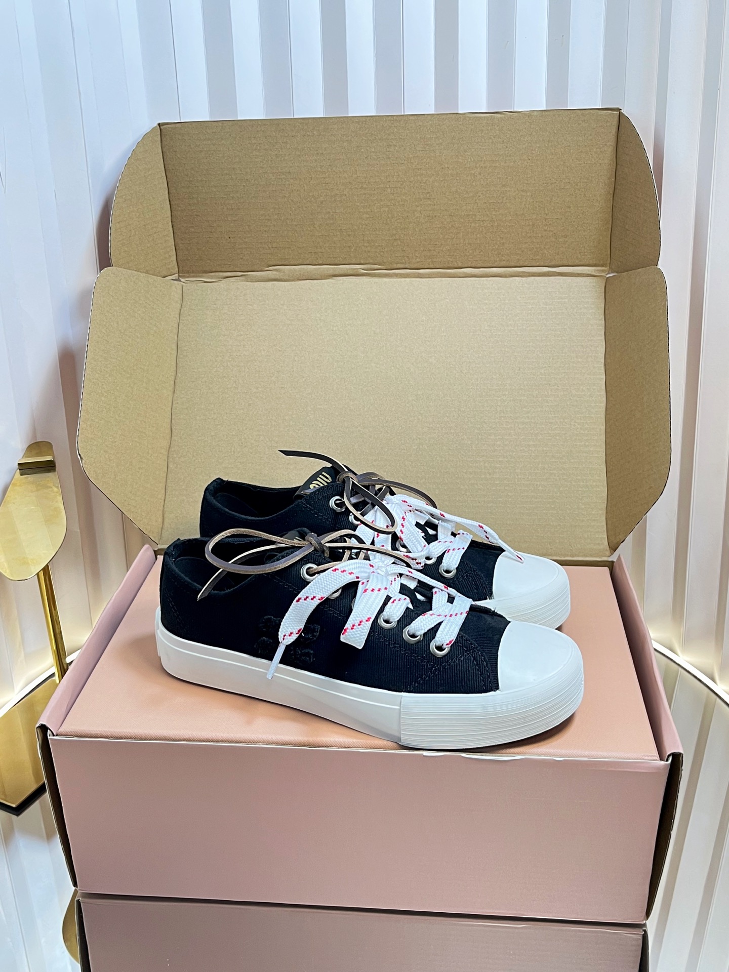 NO:262369,(Official website synchronous box packaging) MiuMi* 25ss retro style biscuit shoes casual canvas shoes pair of lace cloth shoes. A pair of lace cloth shoes that you have to buy ~ simple and high-end. It is very comfortable to match with the feet, and it is a must-have for the year!  The latest spring and summer catwalk cloth shoes are popular among domestic and foreign bloggers. The Xiaohongshu grass planting series, the retro and fashionable and beautiful sneaker design, and the recognizable shoe tongue creates a Buddhist sweet casual style. The aura of the foot is very casual!  Original custom high-density canvas, inner foot pad breathable canvas, original sole, open mold, two-color rubber outsole, size 35-40 (40 customized), casual shoes/sports shoes, miumiu, sneakers19860909（官网同步盒包装） MiuMi* 25ss 复古风饼干鞋休闲帆布鞋双鞋带布鞋 颜值担当火爆双鞋带布鞋 不得不入的一款～简约高级 随意搭配上脚非常舒适,年度必入款！春夏最新走秀款布鞋国内外博主刷爆的一款,小红书种草系列,复古又时髦上脚美炸了简约的运动板鞋设计,极具辨识度的鞋舌,打造佛系甜美的休闲风 上脚气场十足随意搭配！ 鞋面原版定制高密度帆布 内里垫脚透气帆布 鞋底原版开模双色橡胶大底 码数35-40(40订做),休闲鞋/运动鞋,miumiu,sneakers,Women's Shoes