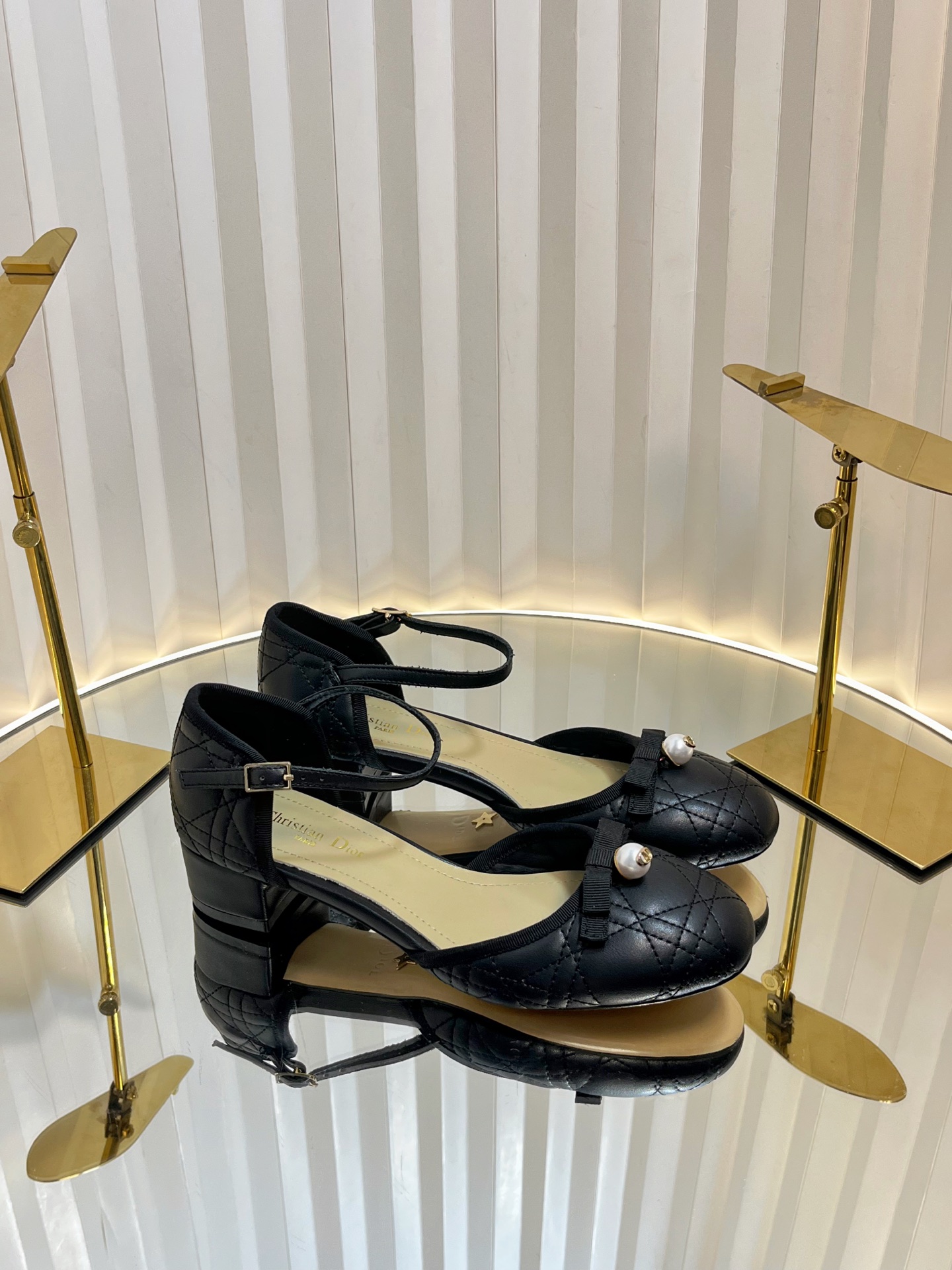 NO:262367,Dior 2025 Spring and Summer Haute Couture Series New Ballet Signature Electric Embroidered Vine Plaid Low Heel Ballerian Shoes CD Letter Logo Pearl Button Heel Button Sandals Material Imported Metal Sheepskin/Environmental Via Plaid Thick Tweed   Water-Dyeed Sheepskin Inner   Italian Leather Outsole Heel Heel Heel: 3.5CM Size Standard Code 34-43 (34.40.41.42.43 Customized No Return or Exchange), Sandals, Dior, Dior, Sandals, Sheepskin, Leather Soles19860909迪奥 Dior 2025春夏高定系列新款 Ballet 标志性电绣藤格纹低跟芭蕾舞女鞋 CD字母logo珍珠扣粗跟蝴蝶结凉鞋 材质进口金属羊皮/环保藤格纹粗花呢 水染羊皮内里 意大利真皮大底 跟高:3.5CM 码数标准码34-43（34.40.41.42.43定制不退不换）,凉鞋,dior,dior,sandals,sheepskin,Leather soles,Women's Shoes