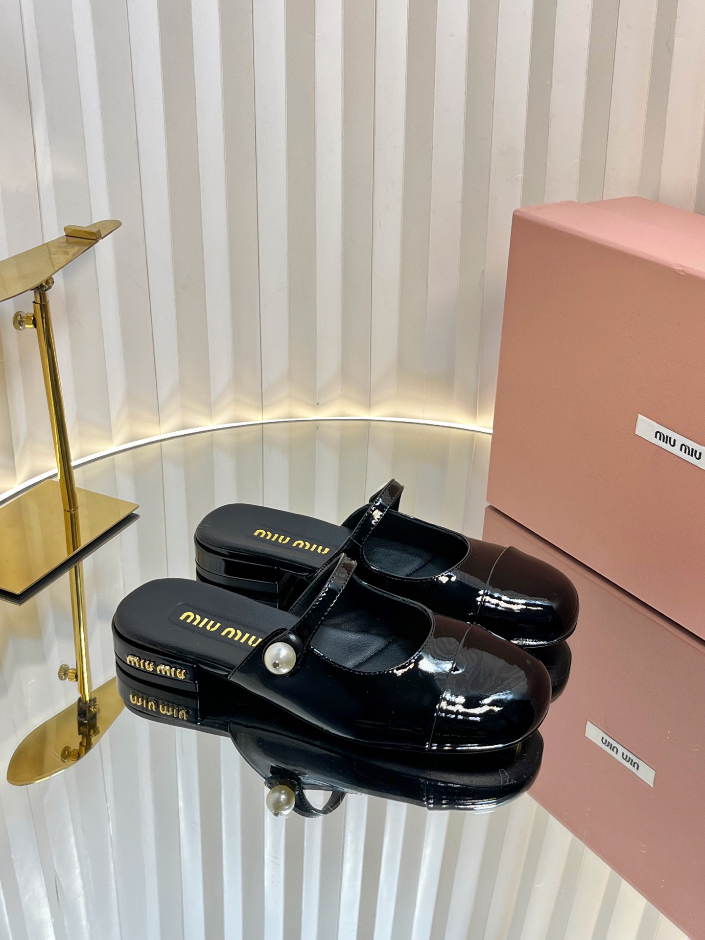 NO:263971,| Exclusive new product miumiu ss25 new arrival~ Miu's 2025 spring and summer Mary Jane semi-travel new product glossy beef patent leather upper strap, heel metal miumiu logo embellished, full of details and texture ~ retro and fashionable ~ It looks super good with colorful socks ~ super age-reducing ~ very miu feel, college style ~ very casual but not lacking fashion and comfort Imported ox patent leather sheepskin lining / footbed Italian imported leather sole Size35-39 (40 custom made no return or exchange), semi-travel, miumiu, mary jane, sheepskin, Leather soles, socks19860909| 独家新品miumiu ss25 new arrival～ Miu家2025春夏玛丽珍半拖新品 光泽牛漆皮鞋面一字带,鞋跟金属miumiu logo饰以点缀,细节质感满满～复古时髦～ 配个彩色袜子超好看～超减龄～很miu的感觉, 学院风～很随性但不乏时尚和舒适度 鞋面进口牛漆皮 羊皮内里/垫脚 意大利进口真皮大底 Size35-39（40订做不退换）,半拖,miumiu,mary jane,sheepskin,Leather soles,socks,Women's Shoes