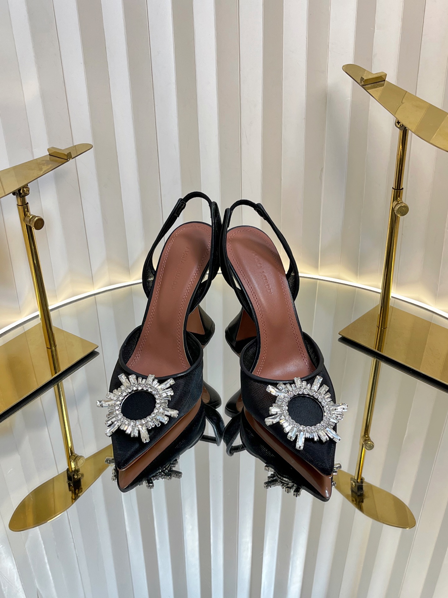 NO:382214,: amina muaddi Cinderella crystal shoes!  It doesn’t matter if there is no prince!  Every girl is already happy enough to have a pair of Cinderella’s crystal shoes~ No man, she wants beautiful shoes!  Designed by French and exquisite high heels made in Italy, its horseshoe heels make the whole pair of high heels more delicate, and the toes will not be exposed too much. It is a pair of very elegant high heels!  Don’t be afraid of the weather getting stuffy, breathable gauze fabric is a must-have collection!  The upper is imported gauze with diamonds, the inner lining is imported sheepskin, the sole is imported from Italy, the heel height is 9.5CM Size35-42 (40.41.42 is customized, the non-return and exchange), high heels, sandals, high heels, sheepskin19860909:  amina muaddi灰姑娘水晶鞋！没有王子不要紧！每个女生只要拥有一双灰姑娘的水晶鞋就已经够幸福~ 不用男人,要美鞋！ 法国设计,意大利制造的精致高跟鞋,它的马蹄跟令整双高跟鞋变得更细致,脚趾不会外露太多,是一双很有气质的高跟鞋！不怕天气闷热了,透气纱网面料,是必收藏款！ 鞋面原版进口纱网搭配钻石 内里进口羊皮里 大底意大利进口真皮底 跟高9.5CM Size35-42（40.41.42定做不退换）,高跟鞋凉鞋,sandals,high heels,sheepskin,Women's Shoes