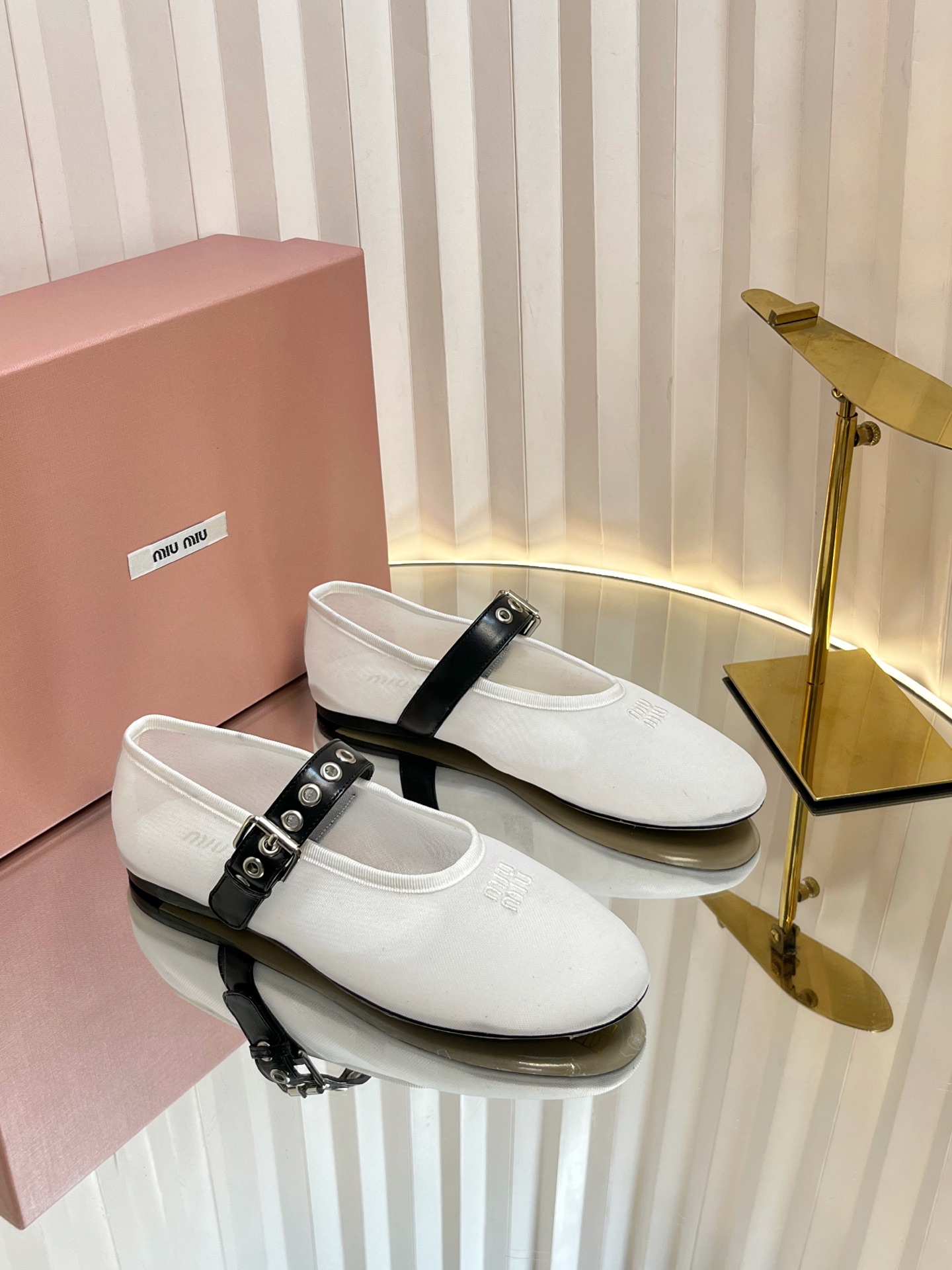 NO:385281,Top version Miu Miu hollow mesh ballet shoes single shoes Ms. Miu Miu bow decorative satin ballet flat shoes exclusive high version Miu Mi*2025 spring and summer ballet mesh flat Mary Jane loafer flat Zp development Original flash sale on the market version Miu is really too girly!  Super soft and glutinous. If you like it, you can rush it!  Imported mesh on the upper size 35-39 (40. Customized without return or replacement) Sole original sole, ballet shoes, miumiu, loafers, mary jane, flats19860909顶级版本Miu Miu 镂空网面芭蕾鞋单鞋 缪缪女士蝴蝶结装饰缎面芭蕾舞平底鞋独家高版 Miu Mi*2025春夏芭蕾网纱平底玛丽珍乐福鞋平底Zp开发 原版秒杀市面版本 Miu真的太少女啦！超级软糯 喜欢可以冲了！ 鞋面进口网纱 码数35-39（40.定制不退不换） 鞋底原版鞋底,芭蕾舞鞋,miumiu,loafers,mary jane,flats,Women's Shoes