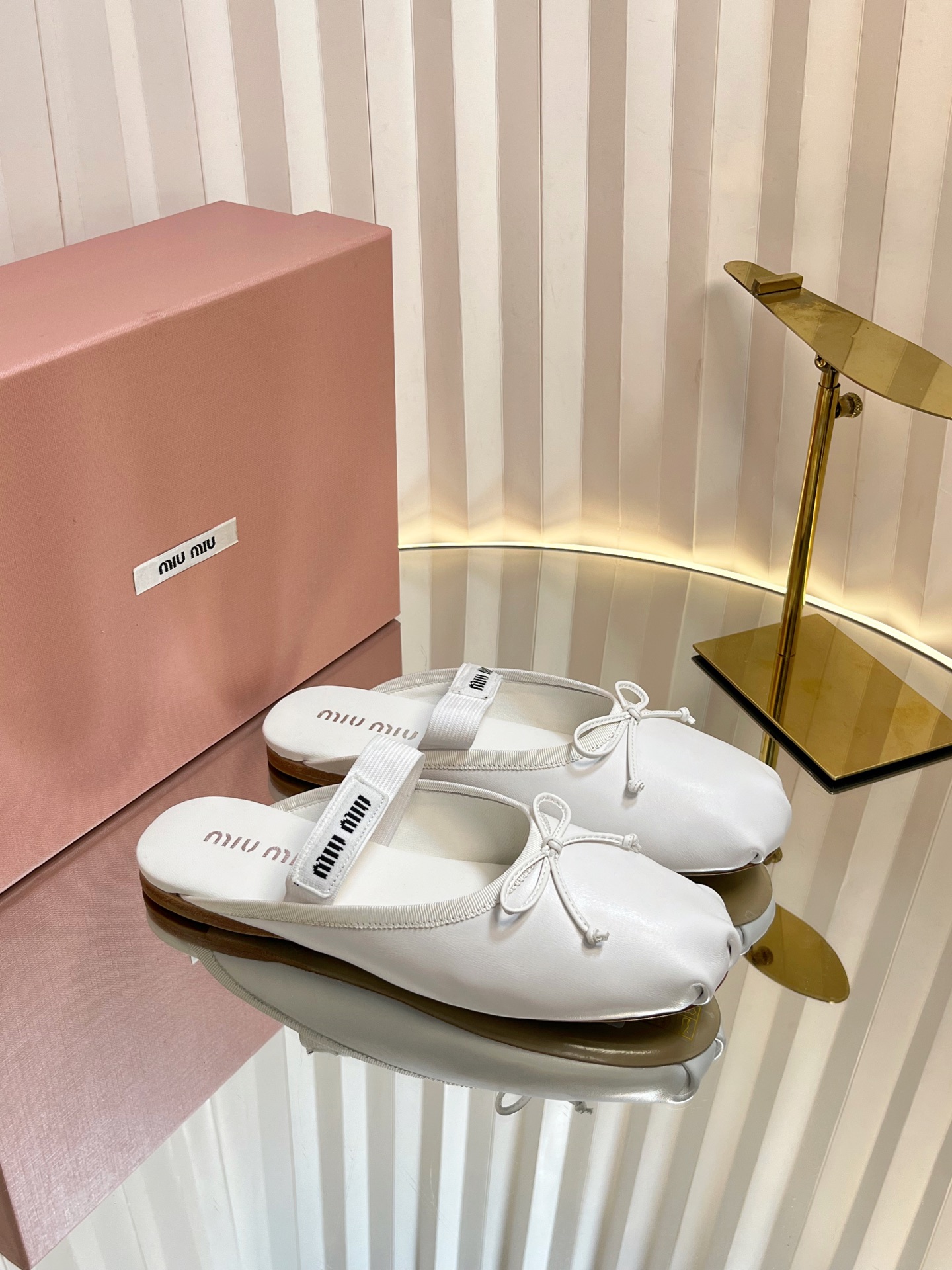 NO:392184,Purchasing level Miu Miu Fairy Ballet Flat-sole Bag-toe semi-trailed. The unique design is accompanied by a bow and a logo-decorated elastic band to show a soft style. This pair of ballet shoes is simply poisonous, and the more you look at it, the more you like it, it is not nonsense. The bow embellishment of the toe is a magical skill!  It won't overshadow the audience, but it adds a lot of cute girlish feel to these shoes!  The large U-neck design embosses the ankle lines so slender that the whole person looks tall and elegant. Whether it is matched with a fairy skirt or a pair of jeans, it can look very fashionable and beautiful. This is the charm of Miu's home. The upper fabric, sheepskin, and the skin-friendly mixed goat leather that is sewn in the inner and tender goat skin-friendly. Even if you wear naked feet, there is no pressure. Everyone will understand the overall softness of the shoes when you receive the goods!  Silk upper/goatskin upper The outsole uses imported genuine leather sole from Italy Size35-40 (40 custom made without return and exchange, semi-torque, miumiu, skirts, jeans, sheepskin, real silk19860909代购级 Miu Miu仙女芭蕾舞平底包头半拖 别致的设计伴以蝴蝶结与徽标装点的弹力带,展露柔美风情.这双芭蕾舞鞋简直有毒,越看越中意真不是瞎说的. 鞋头的蝴蝶结点缀是妙笔神功！不会喧宾夺主 但又为这双鞋增添了不少可爱少女感！ 大U口设计将脚踝线条修饰得好纤细让整个人看起来高挑又优雅 不管是搭配仙仙的裙子 还是随意穿一条牛仔裤 就能非常洋气好看 这就是miu家的魅力. 鞋面面料 羊皮 内里缝合亲肤的混种山羊皮料柔嫩的羊皮触感 哪怕裸脚穿 都毫无压力 鞋子整体的柔软度大家收到货就明白了！真丝鞋面/山羊皮鞋面 大底采用意大利进口真皮鞋底 Size35-40（40定制不退换,半拖,miumiu,skirts,jeans,sheepskin,real silk,Women's Shoes
