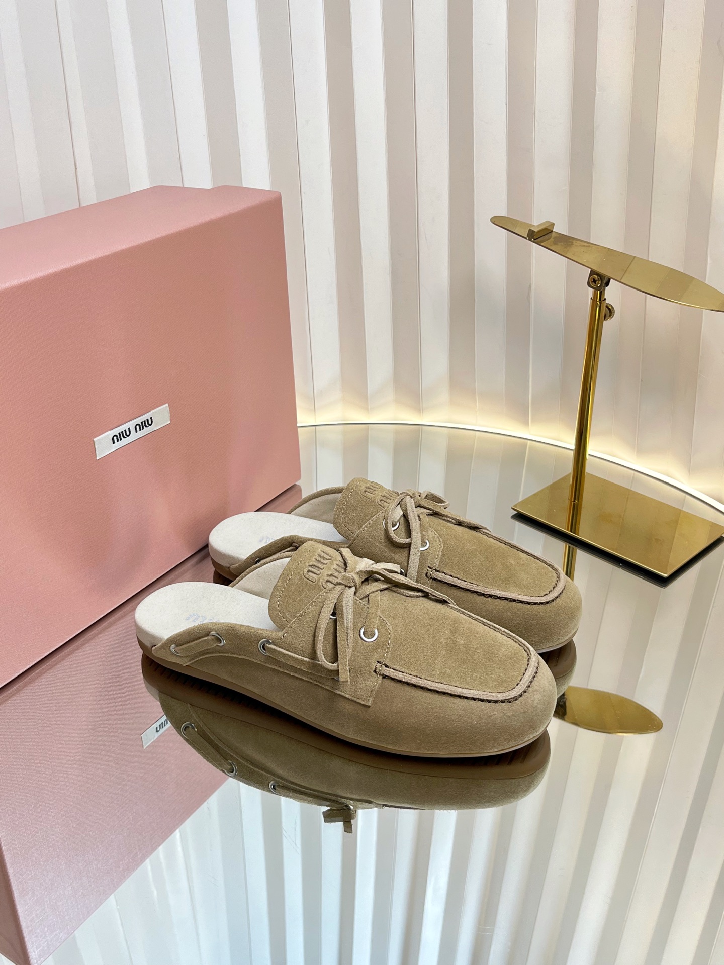 NO:392181,Miu Mi*25ss soft sole British style thick sole Loafer slippers, looks good no matter how you wear it, this summer's fashionable favorite, soft sole is really super comfortable, super heavy, each pair is unique color-touching effect, matched with a small sole, full of British style, imported fabric, cowhide, cowhide, large sole, tpu open mold, large sole, 35-40 (40 custom made, no return or exchange), semi-drag, miumiu, loafers, slippers, cowhide, socks19860909Miu Mi*25ss软底英伦风厚底乐福拖鞋 怎么穿都好看今夏时髦精最爱 软底真的超级舒服 超级重每一双都是独一无二不对寸的擦色效果 配个小袜子英伦风十足 面料进口擦色牛皮 内里牛皮 大底tpu 开模大底 码数35-40（40订做不退换）,半拖,miumiu,loafers,slippers,cowhide,socks,Women's Shoes