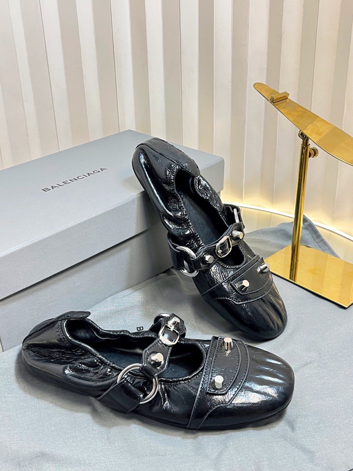 NO:392178,BALENCIAGA 25/ New metal rivets Ballet shoes This pair of CAGOLE slippers are the rivets on the lady slippers, and it is super punk on the street. INS hot style. Original model purchased and opened with mold, customized upper original cowhide, cowhide edged outsole. Full of hand lock metal rivets. All materials are consistent with the original craftsmanship. Full texture. Size#35-40 (40 custom made without return or exchange), ballet shoes, balenciaga, balenciaga, slippers, cowhide19860909BALENCIAGA 巴黎世家 25/ 新款金属铆钉 芭蕾舞鞋 这双CAGOLE拖鞋鞋型是淑女拖鞋上面的铆钉又超级朋克街头简直太别致了 INS爆款 原版购入开模,定制鞋面原版牛皮,牛皮包边大底 全手工锁金属铆钉打造 所有的材质与工艺原版一致 质感满满 Size#35-40（40定做不退换）,芭蕾舞鞋,balenciaga,balenciaga,slippers,cowhide,Women's Shoes