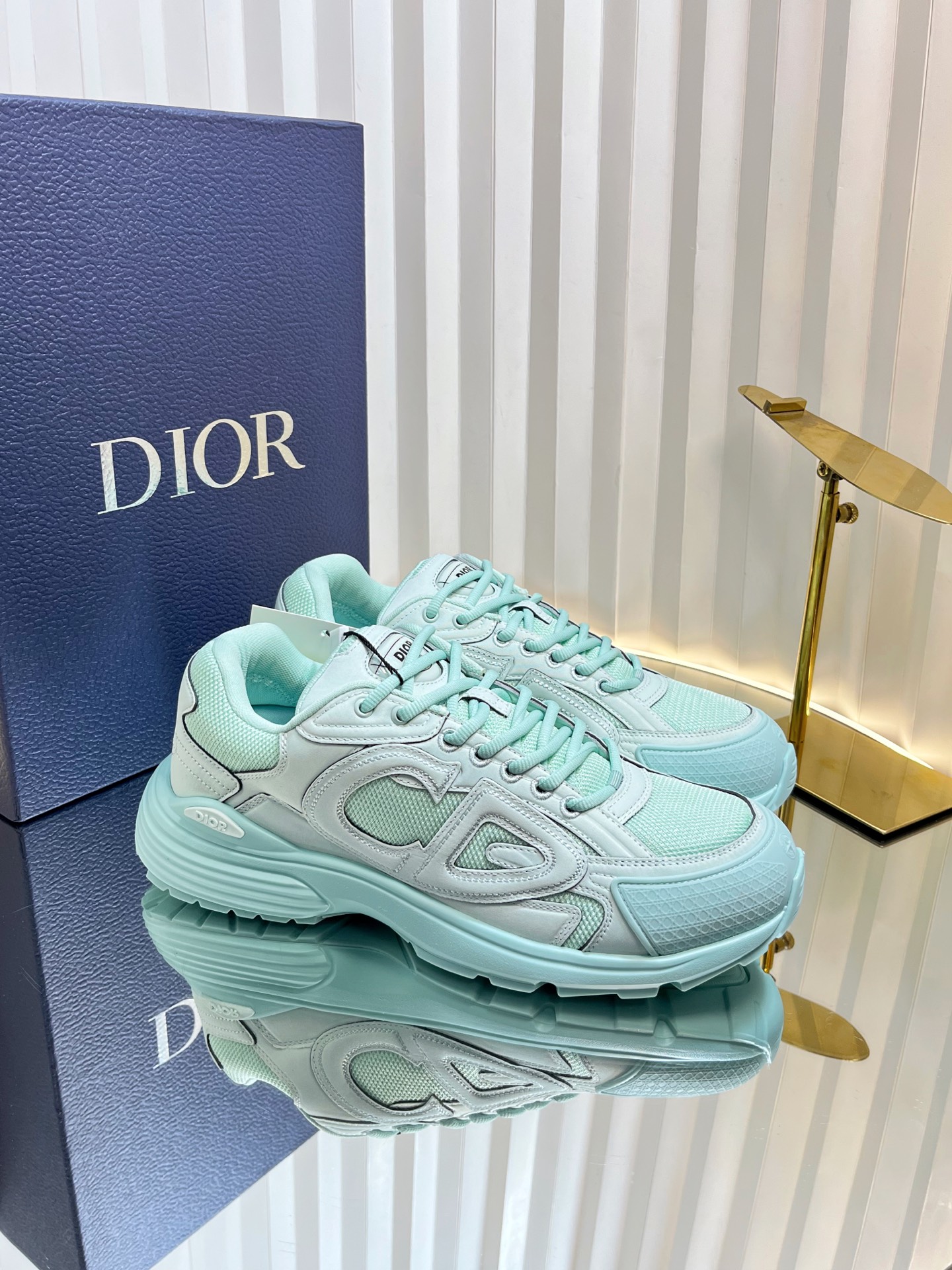 NO:404214,Purchase grade (couple model) Dior B30 co-branded model Dior's latest popular couple casual shoes, looks like NB?  Now it is the 'Dad Shoes' style shoes that conform to the retro market trends!  The Dior logo on the tongue also indicates that the model of this pair of shoes is B30!  Use delicate textured leather and mesh fabric material. The shoe body is spliced ​​into the shoe body, and conspicuous reflective letter CDs are pasted on both sides to indicate identity. The shoe body outlines the details, making the overall shoe look less monotonous. Equipped with cream EVA and rubber mixed sole, it is full of retro style. Size women 35-40. Men 39-45 Want to wake up the plane box, dad shoes, dior, dior19860909代购级（情侣款） Dior B30 联名款 迪奥最新火爆情侣休闲鞋 撞脸NB？现已是D奥B30 时代 顺应复古市场趋势的「Dad Shoes」风格鞋款！ 鞋舌上的Dior标志,也注明了这双鞋的型号为 B30！ 运用了质感细腻的皮革与网眼布面材 质拼接成鞋身,鞋身两侧贴有显眼的反光字母CD表明身份 鞋身多处线条勾勒细节,让鞋子整体看起来不那么单调 搭载奶油色EVA、橡胶混合大底,复古风十足 Size女35-40.男39-45 要醒飞机盒,老爹鞋,dior,dior,Women's Shoes