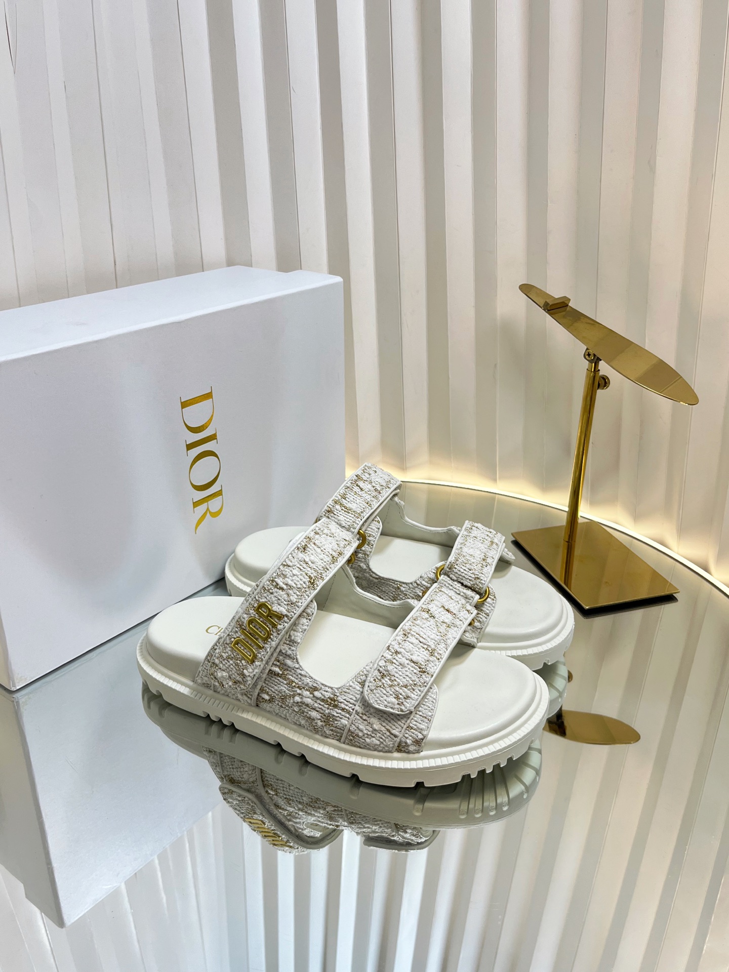 NO:402500,Dior ACT Velcro slippers sandals are comfortable and beautiful, full of detail, and comfortable on the feet. Compared to Xiaoxiang, it is less likely to be bumped into the style. The small thick sole is fashionable and matched with the foot-shaped insole, made of extra light and comfortable calfskin. The upper strip is made of Velcro opening and closing, and is decorated with the gold-finished metal 'Dior' logo, which complements the style design. This Velcro sandal can let you put down these concerns!  It is not only beautiful, but also comfortable to wear, low-key and fashionable, full of beach style, simple exercise is also free of problems, and the foot cover is very good. Comfortable, light, cool and fashionable, satisfying all your summer imagination of sandals... The upper is original molded fabric, the inner midsole is wrapped in sheepskin, abrasive and outsole, durable and light. Thick sole is about 2.5cm Size#35-41 (40 41 Custom made without return), slippers, dior, sandals, slippers, cowhide, sheepskin19860909Dior ACT魔术贴 拖鞋 凉鞋,舒适又有颜值,细节感十足,上脚也很舒服哟 比起小香,它更不容易撞款.小厚底款式时尚、搭配贴合脚型的内底,采用格外轻盈、舒适的小牛皮制作 鞋面饰带采用魔术贴开合,搭配金色饰面金属“Dior”标志装饰,与款式设计相得益彰. 这款魔术贴凉鞋,就可以让你放下这些顾虑！它不但好看,穿起来还贼舒适,低调又不失时尚感,满满的沙滩风,简单的运动也是没有问题的,包脚性非常的好.舒适、轻便、凉爽、时尚,满足你夏日对凉鞋的所有想象… 鞋面原版开模布料,内里中底包裹全是羊皮,磨具大底,耐穿轻盈.厚底2.5cm左右 Size#35-41（40 41 定做不退换）,拖鞋,dior,sandals,slippers,cowhide,sheepskin,Women's Shoes