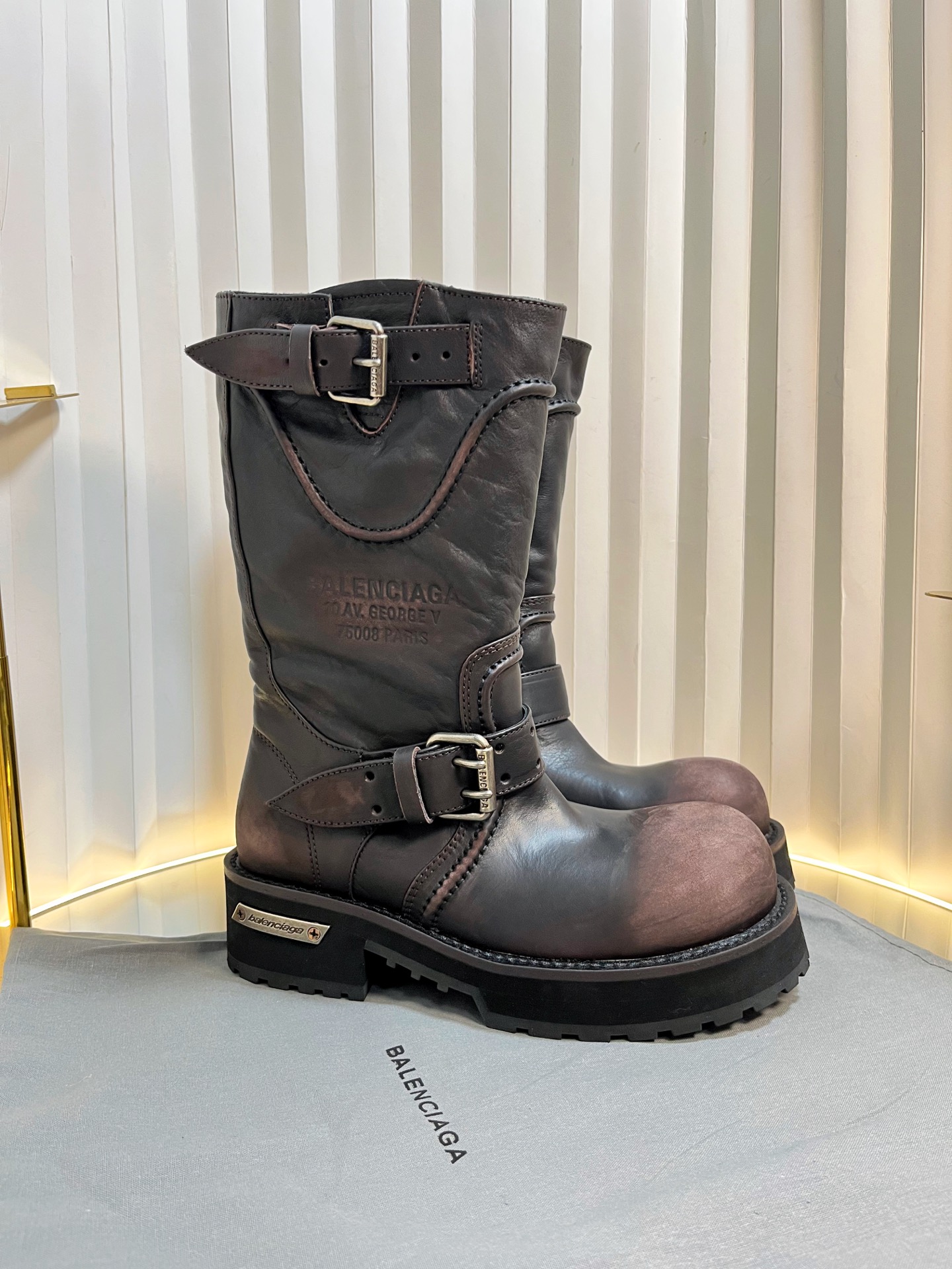 NO:404221,Women and men, Balenciaga 25Fall pre-order New Balenciaga FW25 Venom Boots by balenciaga The coolest Venom Boots in 25 years are here!  Dark functional wind!  The aura of the street explodes when going out. Original data - original 1:1 restores the details. The design of Venom boots is very recognizable. The neat lines and metal buckles are combined. Every detail shows Balenciaga's avant-garde attitude. The leather is of superior texture, restrained luster but luxurious, and the foot feels coexist with style. Whether it is paired with slim jeans to show the coolness of the street or to create a different spark with a personalized skirt, it can be easily held. Wear it, you are the most eye-catching existence on the street, perfectly interpreting the fashion attitude. The original 3 high-level styles are available. The fabric is customized with matte natural calfskin/aging and destructive craftsmanship. The inner medium-gloss cowhide hardware is customized pure copper matte silver brushed aged version. The 3 layers combination of the large bottom - leather edge strips/resilience wear-resistant velvet/tire rubber outsole  Counting size women 35-41 (40.41) men 39-45 (39-45) custom made, boots, balenciaga, balenciaga, boots, skirts, jeans, cowhide19860909女男巴黎世家25Fall pre-order New Balenciaga FW25 Venom Boots by balenciaga 25年最酷的毒液靴来咯！ 暗黑机能风！出门炸街气场爆表 原厂数据-原版1:1还原细节 毒液靴的设计极具辨识度,利落的线条搭配金属扣饰,每一处细节都彰显着Balenciaga的前卫态度.皮革质感上乘,光泽内敛却又奢华尽显,脚感更是舒适与格调并存. 无论是搭配修身牛仔裤展现街头酷感,还是与个性裙装碰撞出别样火花,它都能轻松hold住.穿上它,你就是街头最吸睛的存在,将时尚态度完美诠释 原版3种高度款式可选 面料定制哑光自然摔小牛皮/做旧破坏工艺效果 内里定制中光牛皮 五金定制纯铜哑银色拉丝做旧版本 大底3层组合-真皮沿条/回弹耐磨绒/轮胎橡胶外底 码数女35-41(40.41)男39-45(39-45)定做,靴子,balenciaga,balenciaga,boots,skirts,jeans,cowhide,Women's Shoes