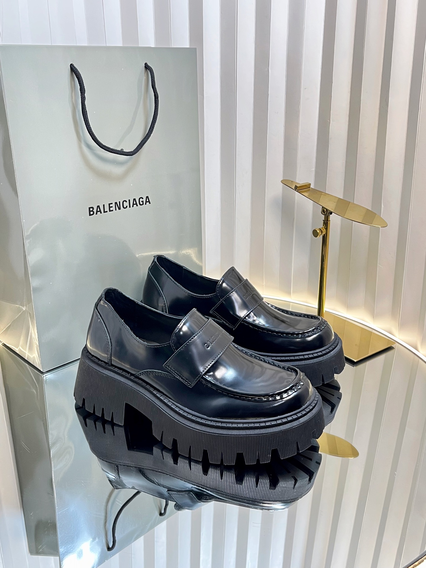 NO:404216,Balenciaga 25/ Latest Loafers. It’s worthy of being the shoes of Balenciaga this season, so handsome. It’s so A-like!  !  The cool big-headed leather shoes remind me of the retro feeling of the 1990s. The upper is imported beaded cowhide, the inner and foot pads are made of original matte cowhide. The sole looks very thick, but we use the original TPU outsole, which is actually very light!  Size: #35-40 (40 custom made without return or exchange), loafers, balenciaga, balenciaga, loafers, cowhide19860909Balenciaga 巴黎世家 25/ 最新 乐福鞋 不愧是巴黎世家这一季的鞋子简直太帅了 简直A到爆！！酷酷的大头皮鞋让我想起90年代的复古感觉 鞋面是进口开边珠牛皮 内里和垫脚是选用原版哑光牛皮 鞋底看着很厚但我们采用的是原版TPU大底其实特别轻便！ Size: #35-40(40定做不退换）,乐福鞋,balenciaga,balenciaga,loafers,cowhide,Women's Shoes