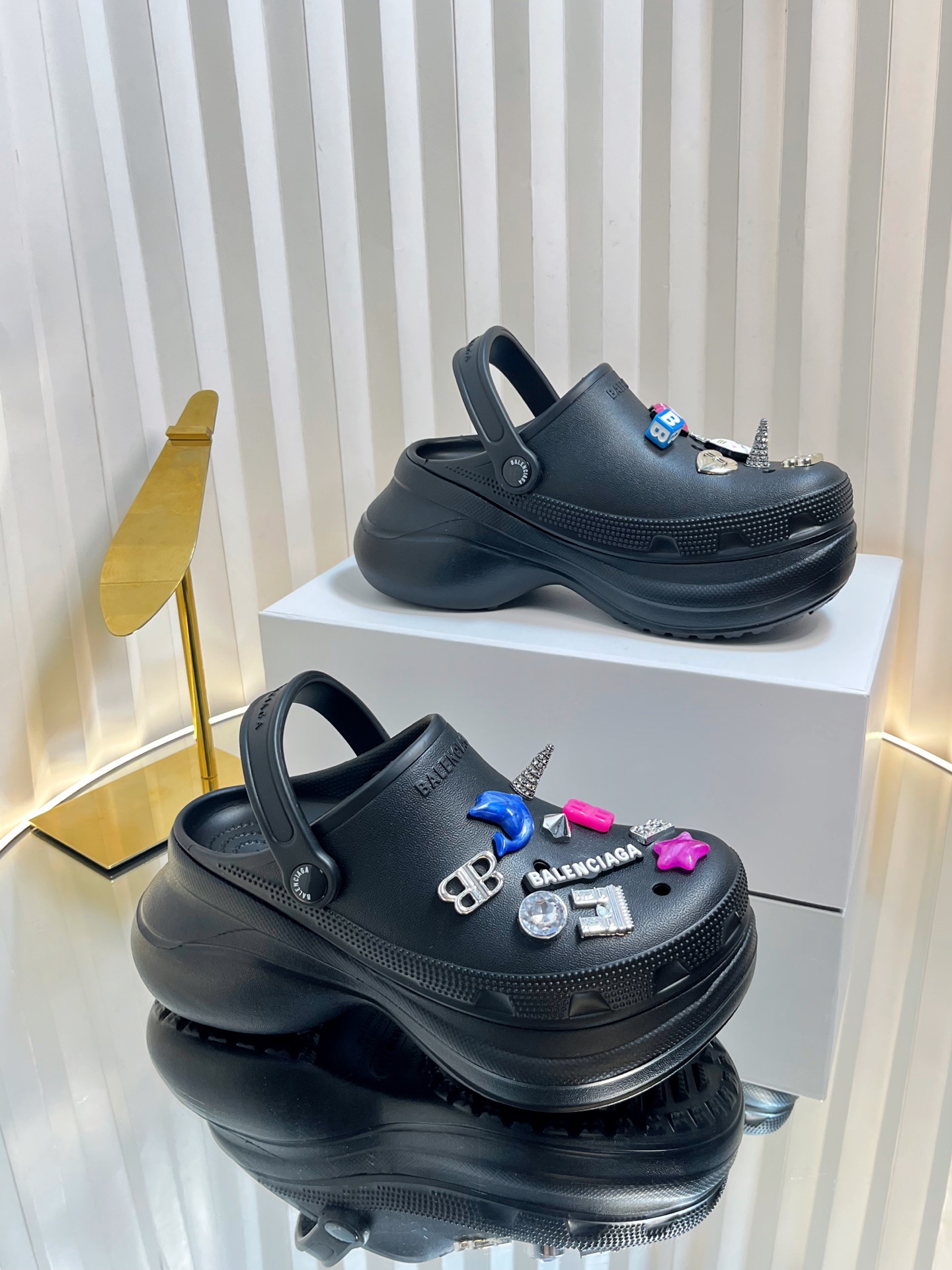 NO:404205,Balenciaga×Crocs cute and cute style, Balenciaga summer hole shoes, original shoes purchased and developed, 11 cm thick sole, silver metal decoration and gravure BBBalenciaga brand logo, round nail engraved BB logo Size 35 36 37 38 39 40 41, slippers, balenciaga, balenciaga, slippers19860909Balenciaga×Crocs 呆萌可爱款,巴黎世家夏季洞洞鞋,原鞋购入开发,11厘米厚底,鞋底银色金属装饰并凹印BBBalenciaga品牌标识,圆钉镌刻BB标识 尺码35 36 37 38 39 40 41,拖鞋,balenciaga,balenciaga,slippers,Women's Shoes