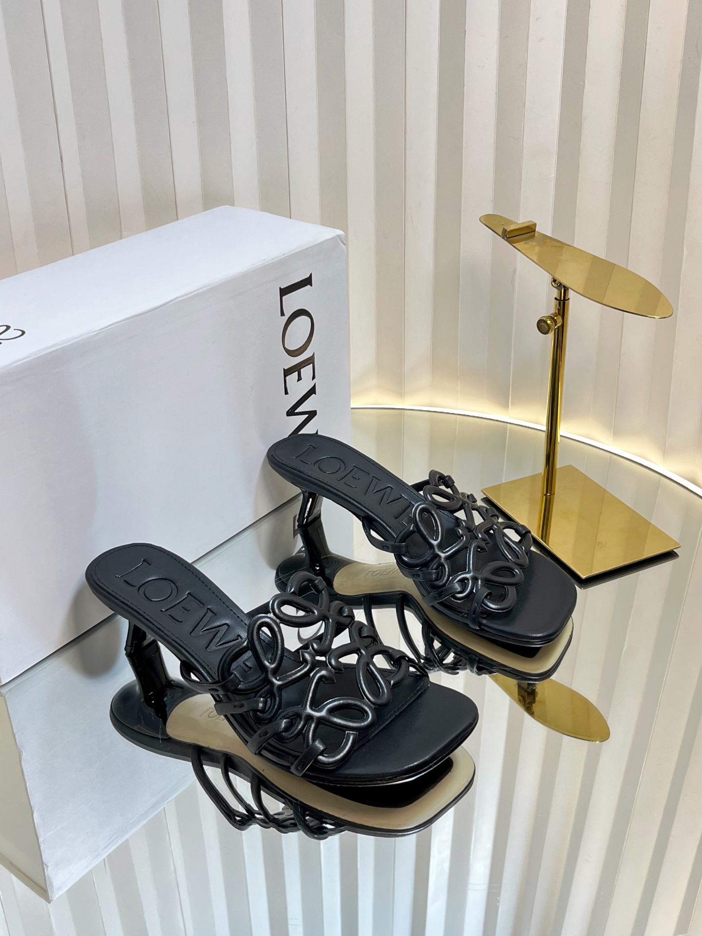 NO:406013,High heels LOEWE 25ss Spring and summer new product slippers Crazy grass planting simple design feels cleaner and more elegant, making you miss it. The color is also very pleasing and beautiful. The temperament is full of aura when you put it on, and it is simply invincible and handsome. The upper is made of cowhide print, the inner tiptoe, sheepskin, Italy imported injection molded leather outsole Heel height: 4.5cm Size#35-42 (40 41 42 custom-made, non-return and exchange), high heels slippers, loewe, loewe, high heels, slippers, cowhide, sheepskin, Leather soles19860909高跟款LOEWE 罗意威 25ss 春夏新品 拖鞋 疯狂种草简约设计感觉更干净优雅 让你念念不忘 颜色也很耐看漂亮,上脚瞬间气质十足气场,简直无敌帅气有型 鞋面采用牛皮印花 内里踮脚 羊皮 意大利进口注塑真皮大底 跟高:4.5cm Size#35-42（40 41 42定制不退换）,高跟鞋拖鞋,loewe,loewe,high heels,slippers,cowhide,sheepskin,Leather soles,Women's Shoes