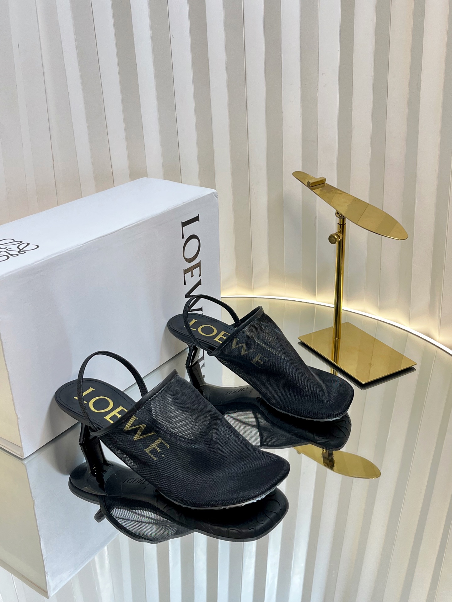 NO:406011,The latest Loewe LOEWE 25SS summer limited ice silk screen slippers, real air-conditioned shoes, plus a looming beauty, it’s really beautiful to wear!  !  !  Highly recommended, super lazy fashion drag, three ways to wear, same style as celebrity bloggers!  Fabric imported ice wire mesh Lining: imported sheepskin Heel height: 4.5cm Outsole: original beef tendon wear-resistant sole Digital: 35-40, high heels sandals, loewe, loewe, sandals, high heels, slippers, sheepskin19860909最新罗意威LOEWE 25SS夏季限定冰丝网拖鞋,真正空调鞋,加若隐若现的美感,上脚真的太美了！！！强烈推荐,超级懒人时装拖,三种穿法,明星博主同款！ 面料进口冰丝网 里料:进口羊皮 跟高:4.5cm 大底:原版牛筋耐磨底 数码:35-40,高跟鞋凉鞋,loewe,loewe,sandals,high heels,slippers,sheepskin,Women's Shoes