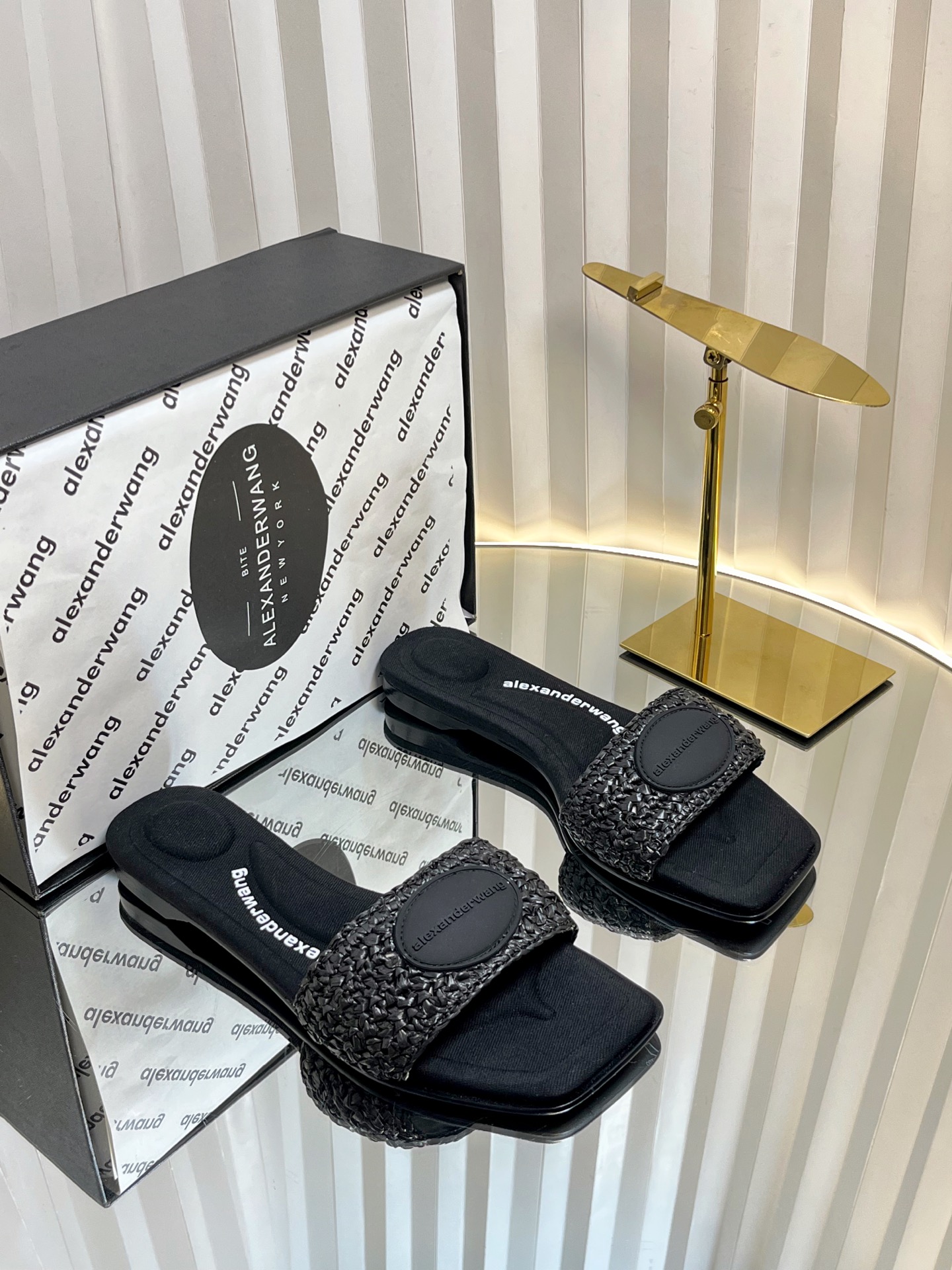 NO:406009,Alexander Wang is lazy and has to be a must-have for leisure!  The insole with concave and convex feel with massage is an excellent match with glue-injected logo with the most fashionable square head + high elastic injection molding material queen!  The comfort is so good, the beauty is really beautiful, the position just can reveal the seams of the feet, it is really sexy~ the letter logo design is very special!  , The original leather is easy to control!  Original fabric of upper, footbed sheepskin, heel height 1.cm, genuine leather outsole, size 35-39 (34.40.41.42.43. Custom made), slippers, alexander wang, slippers, sheepskin, Leather soles19860909Alexander Wang亚历山大王懒人拖,休闲必选！ 凹凸感带按摩的鞋垫配上注胶 Logo 搭配最潮方头+高弹注塑材质女王的绝佳搭配！舒服感爆棚,美是真的美,位置刚好可以露脚缝, 真的很sexy～字母logo设计很特别！,原厂皮料很好驾驭！ 鞋面原版织物 垫脚羊皮 跟高1.cm 鞋底真皮大底 码数35-39（34.40.41.42.43.可定做）,拖鞋,alexander wang,slippers,sheepskin,Leather soles,Women's Shoes