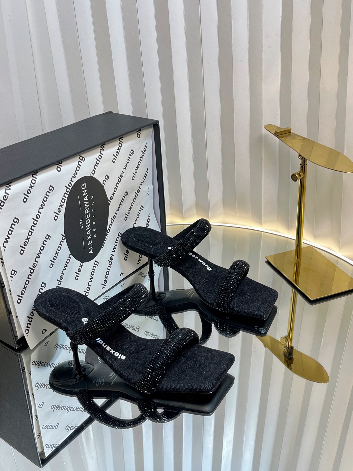 NO:406005,Alexander Wang, the diamond model, is a must-have for casual!  The insole with concave and convex feel with massage is an excellent match with glue-injected logo with the most fashionable square head + high elastic injection molding material queen!  The comfort is so good, the beauty is really beautiful, the position just can reveal the seams of the feet, it is really sexy~ the letter logo design is very special!  , The original leather is easy to control!  Original fabric of upper, footbed sheepskin, heel height 5cm/10cm, genuine leather outsole, size 35-39 (34.40.41.42.43. Custom made), high heels, slippers, alexander wang, high heels, slippers, sheepskin, Leather soles19860909钻款Alexander Wang亚历山大王懒人拖,休闲必选！ 凹凸感带按摩的鞋垫配上注胶 Logo 搭配最潮方头+高弹注塑材质女王的绝佳搭配！舒服感爆棚,美是真的美,位置刚好可以露脚缝, 真的很sexy～字母logo设计很特别！,原厂皮料很好驾驭！ 鞋面原版织物 垫脚羊皮 跟高5cm/10cm 鞋底真皮大底 码数35-39（34.40.41.42.43.可定做）,高跟鞋拖鞋,alexander wang,high heels,slippers,sheepskin,Leather soles,Women's Shoes