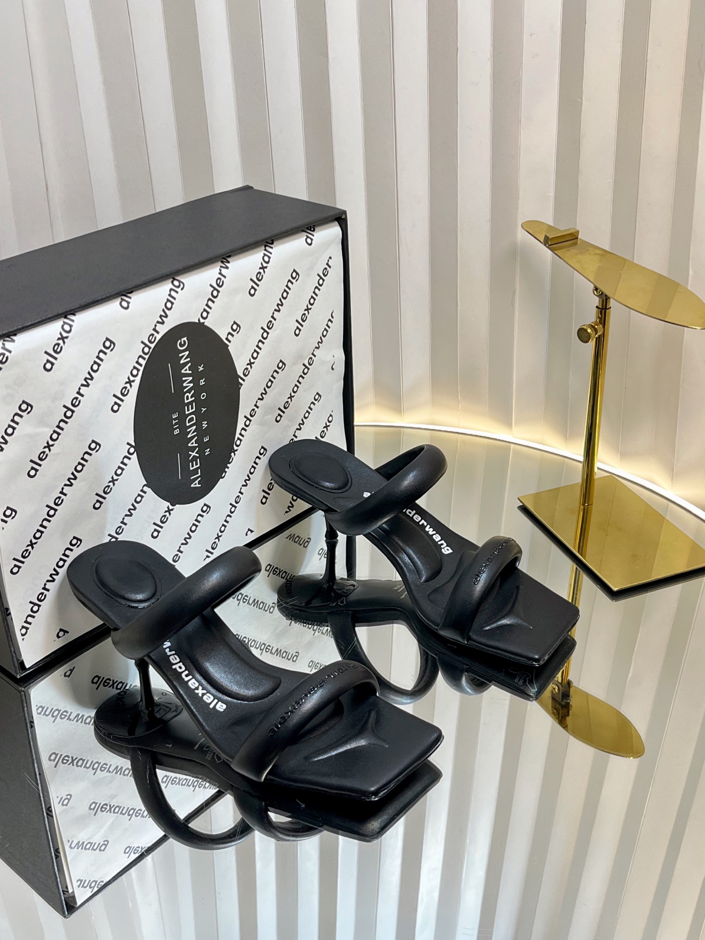 NO:406007,Alexander Wang is lazy and has to be a must-have for leisure!  The insole with concave and convex feel with massage is an excellent match with glue-injected logo with the most fashionable square head + high elastic injection molding material queen!  The comfort is so good, the beauty is really beautiful, the position just can reveal the seams of the feet, it is really sexy~ the letter logo design is very special!  , The original leather is easy to control!  Original fabric of upper, footbed sheepskin, heel height 5cm/10cm, genuine leather outsole, size 35-39 (34.40.41.42.43. Custom made), high heels, slippers, alexander wang, high heels, slippers, sheepskin, Leather soles19860909Alexander Wang亚历山大王懒人拖,休闲必选！ 凹凸感带按摩的鞋垫配上注胶 Logo 搭配最潮方头+高弹注塑材质女王的绝佳搭配！舒服感爆棚,美是真的美,位置刚好可以露脚缝, 真的很sexy～字母logo设计很特别！,原厂皮料很好驾驭！ 鞋面原版织物 垫脚羊皮 跟高5cm/10cm 鞋底真皮大底 码数35-39（34.40.41.42.43.可定做）,高跟鞋拖鞋,alexander wang,high heels,slippers,sheepskin,Leather soles,Women's Shoes