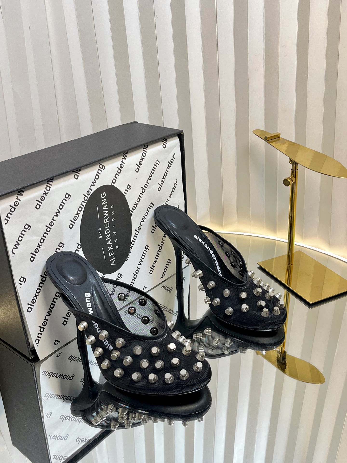 NO:820236,The new Alexander King comes out!  Alexander Wang high-heeled shoes for women are made from the original 1:1 material of the Alexander Wang Alexander Wang high-heeled shoes. The concave-convex massage insole is equipped with an injection logo. It is an excellent match for the most fashionable round toe + high-elastic injection molding material!  It's extremely comfortable, and it's really beautiful. It's positioned just right to show your toes. It's really sexy~ The letter logo design is very special!  , the original leather is easy to control!  Ice mesh upper + imported rhinestones/rivets, imported sheepskin for feet, 10cm heel height, original original dyed leather outsole imported from Italy, size 35-39 (34.40.41.42.43. can be customized), half-slip high heels, alexander wang, high heels, sheepskin, Leather soles19860909出亚历山大王 新款！Alexander Wang亚历山大王高跟鞋女士奢侈品Alexande* Wang原版1:1的材料 凹凸感带按摩的鞋垫配上注胶 Logo 搭配最潮圆头+高弹注塑材质女王的绝佳搭配！舒服感爆棚,美是真的美,位置刚好可以露脚缝, 真的很sexy～字母logo设计很特别！,原厂皮料很好驾驭！ 鞋面冰丝网+进口水钻/铆钉 垫脚进口羊皮 跟高10cm 鞋底原版意大利进口透染真皮大底 码数35-39（34.40.41.42.43.可定做）,半拖高跟鞋,alexander wang,high heels,sheepskin,Leather soles,Women's Shoes