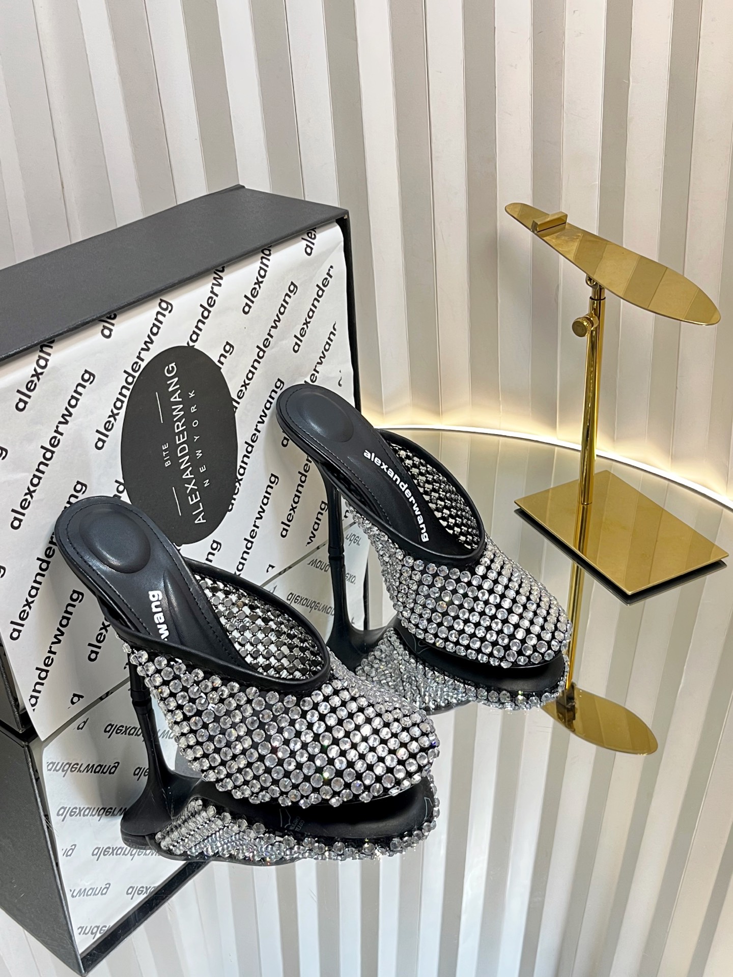 NO:406004,New model for Alexander!  Alexander Wang high heels for women, luxury products for women, Alexande* Wang original 1:1 material, concave and convex and massage insoles with glue, logo, excellent match with the most trendy round head + high elastic injection molding material queen!  The comfort is so good, the beauty is really beautiful, the position just can reveal the seams of the feet, it is really sexy~ the letter logo design is very special!  , The original leather is easy to control!  Upper ice wire mesh + imported rhinestones/rivets, imported sheepskin, heel height 10cm, original Italian imported permurgical leather outsole, size 35-39 (34.40.41.42.43. Custom made), high heels, alexander wang, high heels, sheepskin, Leather soles19860909出亚历山大王 新款！Alexander Wang亚历山大王高跟鞋女士奢侈品Alexande* Wang原版1:1的材料 凹凸感带按摩的鞋垫配上注胶 Logo 搭配最潮圆头+高弹注塑材质女王的绝佳搭配！舒服感爆棚,美是真的美,位置刚好可以露脚缝, 真的很sexy～字母logo设计很特别！,原厂皮料很好驾驭！ 鞋面冰丝网+进口水钻/铆钉 垫脚进口羊皮 跟高10cm 鞋底原版意大利进口透染真皮大底 码数35-39（34.40.41.42.43.可定做）,高跟鞋,alexander wang,high heels,sheepskin,Leather soles,Women's Shoes