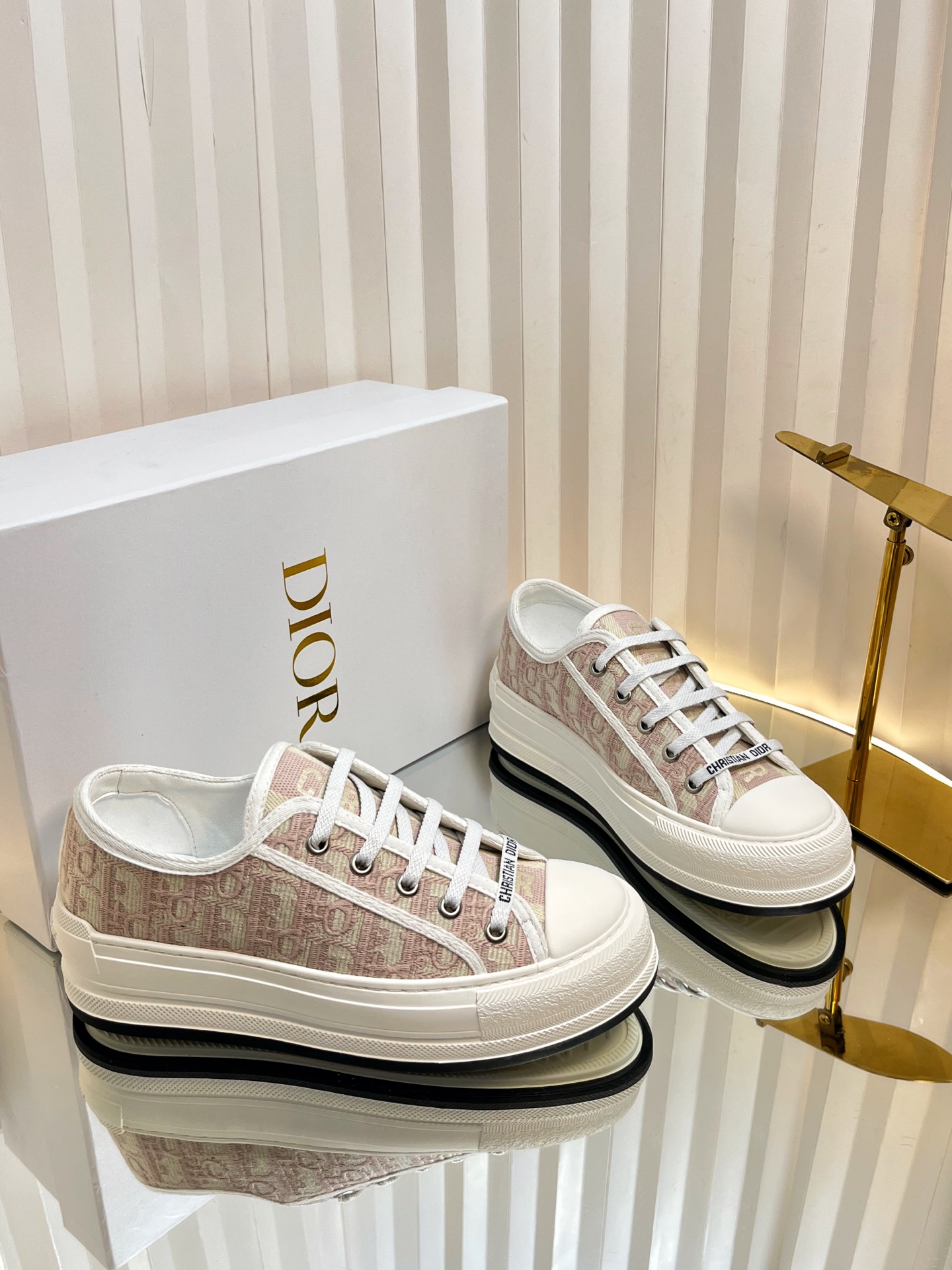 NO:408947,Dior Walk’n Series Presbyterian Thick-soled Canvas Shoes Couple Style Casual Sneakers Original Purchase and Development Make Production This Walk’n’Dior Thick-soled Sneaker is a fashionable item that enhances the style of the series. Dark blue Oblique printed cotton embroidered upper with comfortable thick sole, tongue and Christian Dior Paris logo laces. It can add fashionable temperament to all kinds of casual looks. Delivery counter exquisite packaging Fabric: Original custom imported Oblique printed embroidery Inner: Imported soft sheepskin lining Outsole: Original exclusive open mold TPU material Sole Thickness: 4.5CM Size:  Women's 35-42 (40’41’42 customized) Men's size custom made, casual shoes/sports shoes, dior, dior, sneakers, sheepskin19860909Dior迪奥Walk‘n系列 老花 厚底帆布鞋 情侣款 休闲运动鞋 原版购入开发 做货 这款 Walk’n‘Dior 厚底运动鞋是一款时尚单品,提升该系列的格调.深蓝色 Oblique 印花棉质刺绣鞋面,搭配舒适厚底、鞋舌和 Christian Dior Paris 标志鞋带.可为各式休闲造型增添时髦气质 配送专柜精美包装 面料: 原版定制进口Oblique 印花刺绣 内里: 进口柔软羊皮里 大底: 原版独家开模TPU材质 底厚: 4.5CM Size: 女款35-42(40’41’42订做)男码订做,休闲鞋/运动鞋,dior,dior,sneakers,sheepskin,Women's Shoes