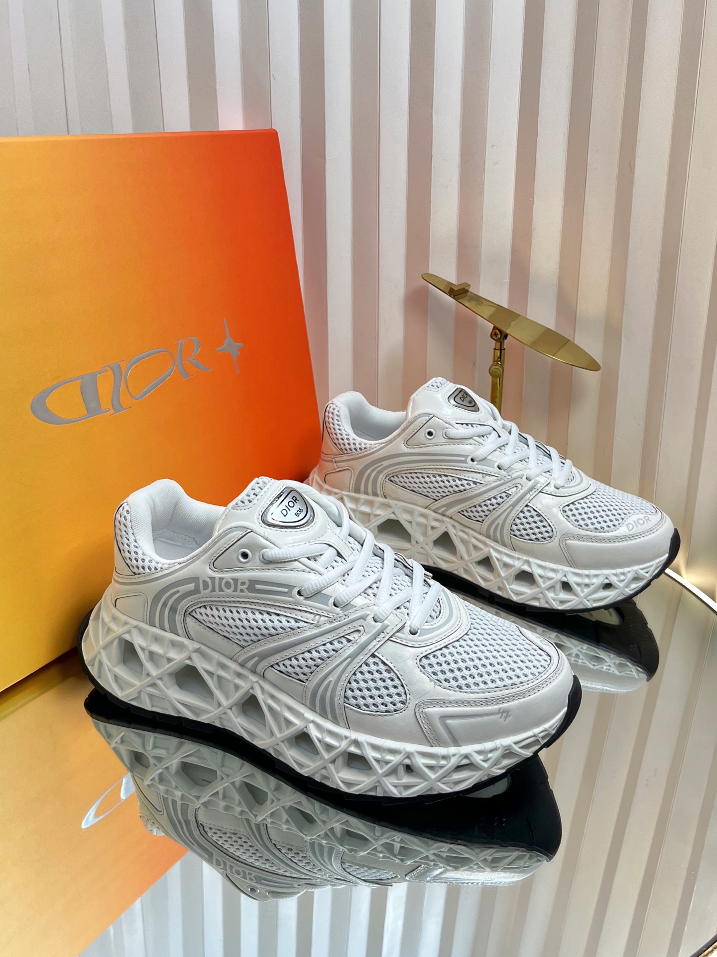 NO:406852,Top version of men's Dior x Kaws Co-branded B35 capsule series Hollow mesh original purchase and development Made this new sneaker called B35 NXT uses 3D printing technology to make a hollow sole. The body part is a dad shoe style mesh splicing and smooth line layout that fits the current aesthetics, integrating retro millennial and modern technology sense. And from the currently exposed version, this new shoe also offers different style color schemes such as bright color system, dark color system, and retro low saturation color system, which has very good compatibility in different styles. New shoes that combine cutting-edge technology and retro aesthetics Fabric: original custom imported mesh + technology fabric Custom imported breathable mesh Sole original open mold anti-slip rubber material Sole thickness 6CM  Size: Men's 39-46 (45/46 customized), casual shoes/sports shoes, dior, dior, sneakers19860909顶级版本男款Dior x Kaws迪奥 联名款B35胶囊系列 镂空 网面 原版购入开发 做货 这款名为B35 NXT 的新款运动鞋,采用了 3D打印技术制成镂空式鞋底,鞋身部分则是十分契合当下审美的老爹鞋样式网面拼接与流畅线条布局,将复古千禧感与现代科技感浑然融为一体；且从当前已曝光的版本来看,这双新鞋款还提供了亮色系、暗色系,以及复古低饱和色系等不同风格配色方案选择,在不同风格造型中都有着十分不俗的兼容性.将前沿科技与复古审美相结合的鞋履新作 面料:原版定制进口网面+科技面料 内里定制进口透气网里 鞋底原版开模防滑橡胶材质 底厚6CM Size:男款39-46（45/46定制),休闲鞋/运动鞋,dior,dior,sneakers,Women's Shoes