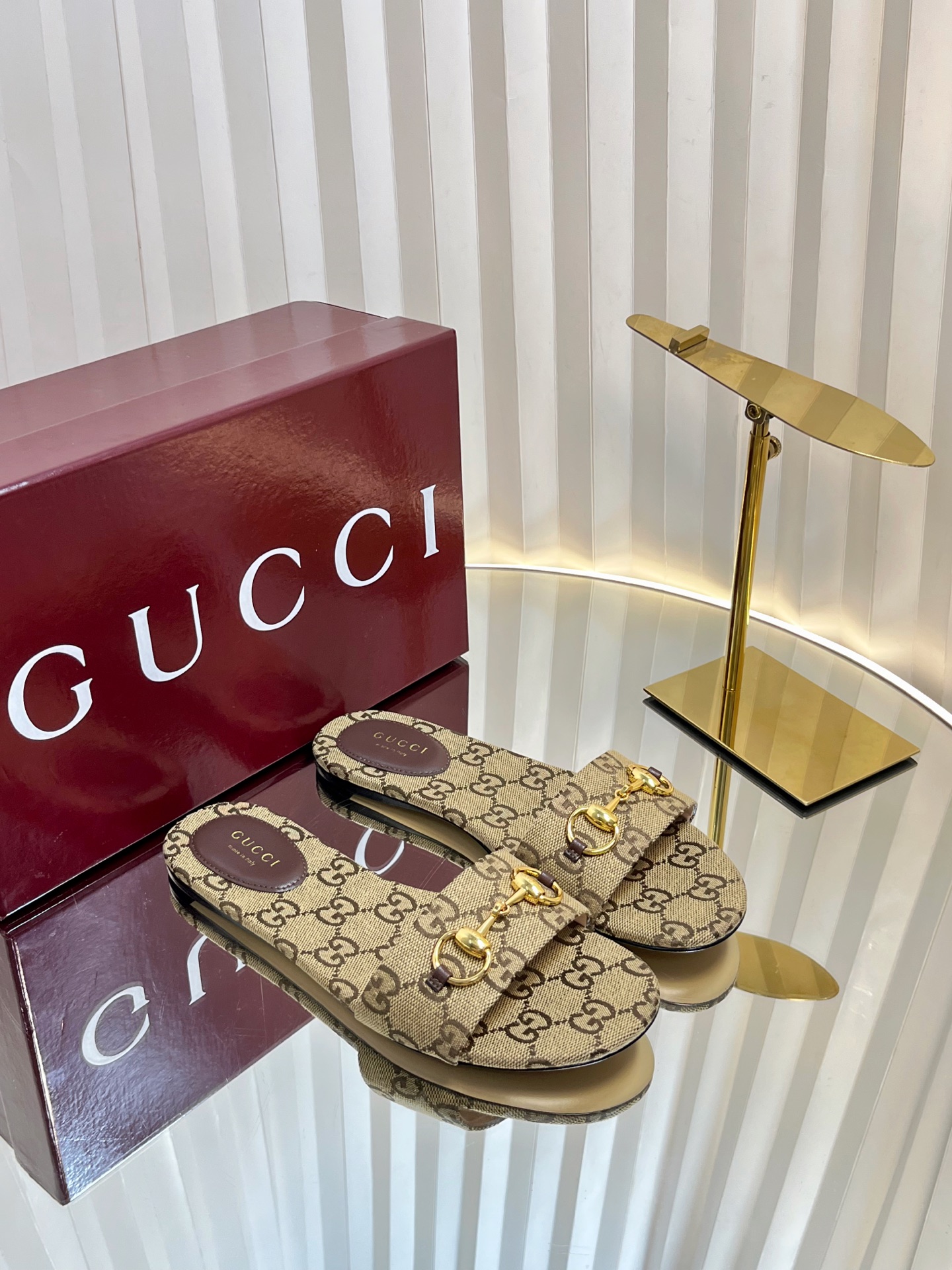 NO:408945,Gucci high-quality slippers Candy color GG boutique slippers The original counter is carefully crafted and crafted to create classic heel height 1.0 cm fabric 5D laser cutting imported canvas double GG horse bits, inner foot padding, sheepskin, square head classic series open-toe sandals, top purchasing quality!  Outsole leather outsole All are one-to-one custom-made, focusing on Gucci high-end series, foot comfort level exceeds all similar products in the market, Encore red full set of counter packaging, size 35-43 (40 41 42 Custom made without return or replacement!), slippers, gucci, slippers, sheepskin, Leather soles19860909Gucci 高品质拖鞋 糖果色GG精品拖鞋 专柜原版开模精心制作,匠心铸造经典 跟高1.0 cm 面料 5D激光切割进口帆布双GG马衔扣 内里垫脚头层羊皮 方头经典系列露趾凉拖 顶级代购品质！ 大底真皮大底 所有均为一比一定制 专注Gucci高端系列 脚感舒适程度超乎市场所有同类产品 安可拉红色全套专柜包装 尺码35-43(40 41 42 定做不退不换！）,拖鞋,gucci,slippers,sheepskin,Leather soles,Women's Shoes