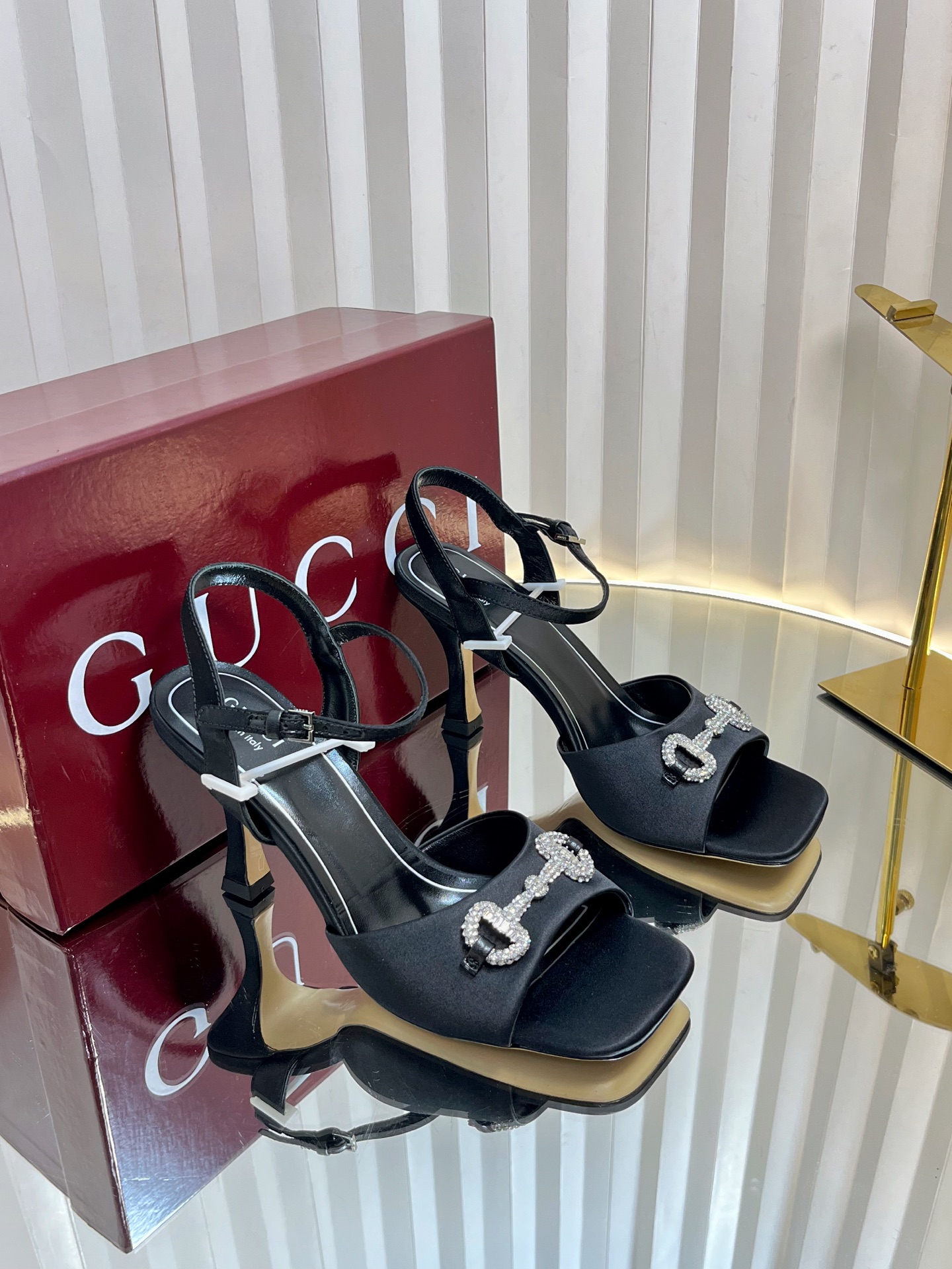 NO:408967,Gucci high-quality sandals Candy color GG fine crystal inlaid diamond horse buckle silk sandals top purchasing quality!  The original version is replicated 1:1, and every detail has been carefully polished and carefully made. It can be compared with ZG, with the same quality as the ZG!  Ingenious details inject new vitality into the classic shape. For example, the unique curve design of this shoe is made by the footsteps. This sandal is made of a horse-bited mulberry silk satin with crystal, making the whole design more eye-catching. Original custom-made imported mulberry silk satin silk inner lid/foot-pad imported sheepskin heel 8.5cm outsole Italian leather sole Size 35-42 (404142 custom made without return) Packaging full set of encore red original packaging, high heels, gucci, sandals, high heels, sheepskin, real silk, silk fabric19860909Gucci 高品质凉鞋 糖果色GG精品水晶镶嵌钻石马衔扣真丝凉鞋顶级代购品质！原版1:1复刻,毎个细节皆经过精心打磨细腻制作.可与ZG对比如一,无二品质！ 别出心裁的细节为经典造型注入新的生命力,例如这款鞋履独特的曲线设计依循脚步轮廊打而成.这款凉鞋以饰有水晶的马衔扣桑蚕丝缎匠心打造,令整个设计更加亮眼. 面料原版定制进口桑蚕丝绸缎真丝 内里/垫脚进口羊皮里 鞋跟8.5cm 大底意大利真皮底 尺码35-42（404142定做不退换） 包装全套安可拉红色原包装,高跟鞋凉鞋,gucci,sandals,high heels,sheepskin,real silk,silk fabric,Women's Shoes