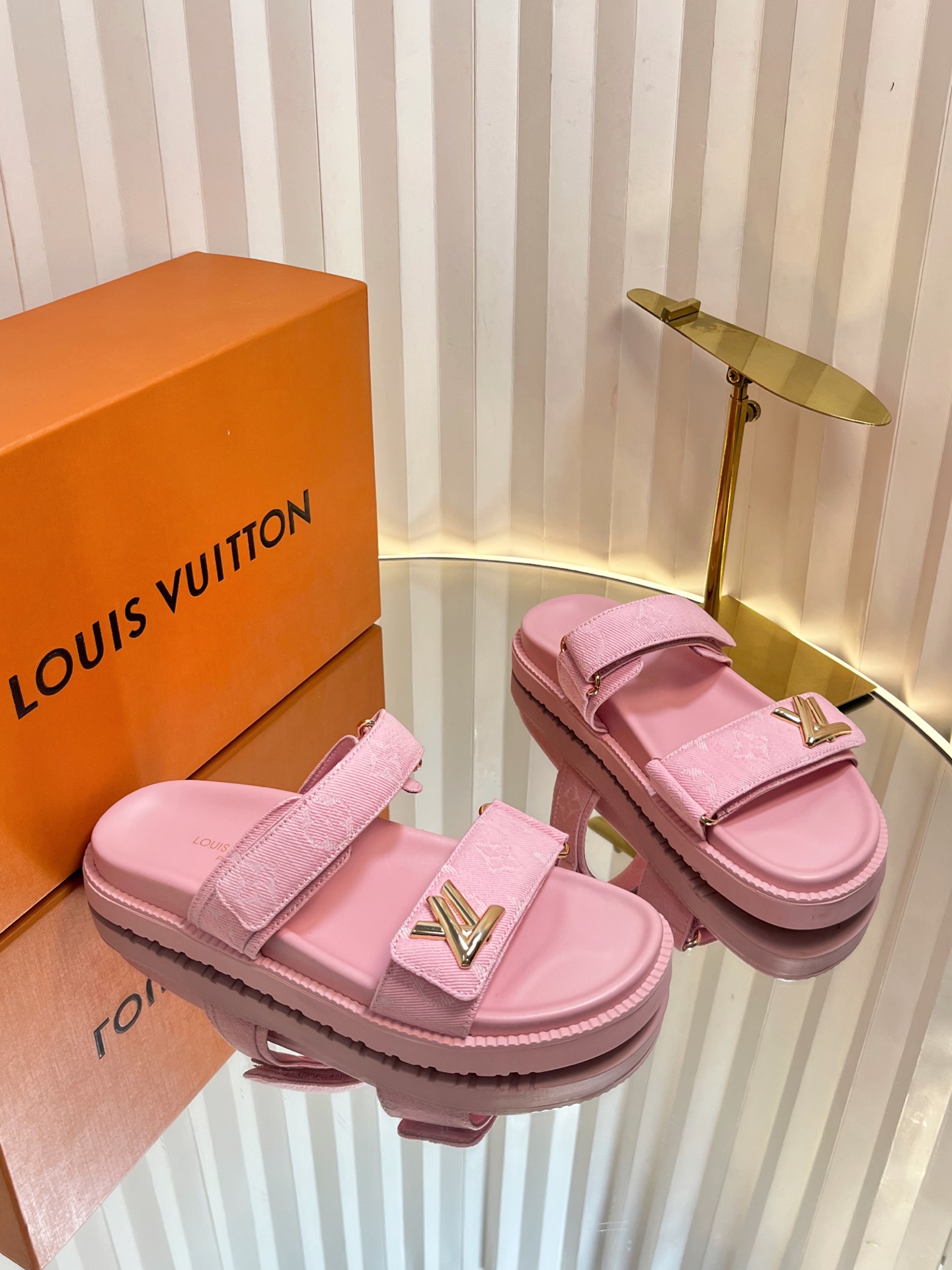 NO:408964,Top version LV Murakami Takashi Ljia Donkey Brand BOM DIA COMFORT series Velcro, denim, old flower, sandals, flat sandals, original purchase and development, made in this model Bom Dia Comfort flat sandals are classic Monogram canvas, paired with tough insoles and non-slip rubber outsoles, making the functional design reveals a trendy posture. One shoelace uses Velcro, the other can be adjusted by inscription buckle. Delivery counter is exquisitely packaged. Fabric imported top layer cowhide inner imported soft sheepskin original sole original open molded anti-slip rubber material. Sole thickness 3CM Size: women's model 35-40 (customized 40.41), slippers, louis vuitton, louis vuitton, louis  vuitton, sandals, slippers, cowhide, sheepskin19860909顶级版本 LV村上隆联名 L家驴牌BOM DIA COMFORT系列 魔术贴 牛仔布 老花 凉鞋 平底凉拖鞋 原版购入开发 做货 本款 Bom Dia Comfort 平底凉拖选用经典 Monogram 帆布,搭配韧性鞋垫和防滑橡胶外底,令功能设计显露潮流姿态.一条鞋带采用魔术贴,另一条可通过铭纹搭扣调节 配送专柜精美包装 面料原版进口头层牛皮 内里原版进口柔软羊皮 鞋底原版开模防滑橡胶材质 底厚3CM Size:女款35-40（定制40.41）,拖鞋,louis vuitton,louis vuitton,louis vuitton,sandals,slippers,cowhide,sheepskin,Women's Shoes