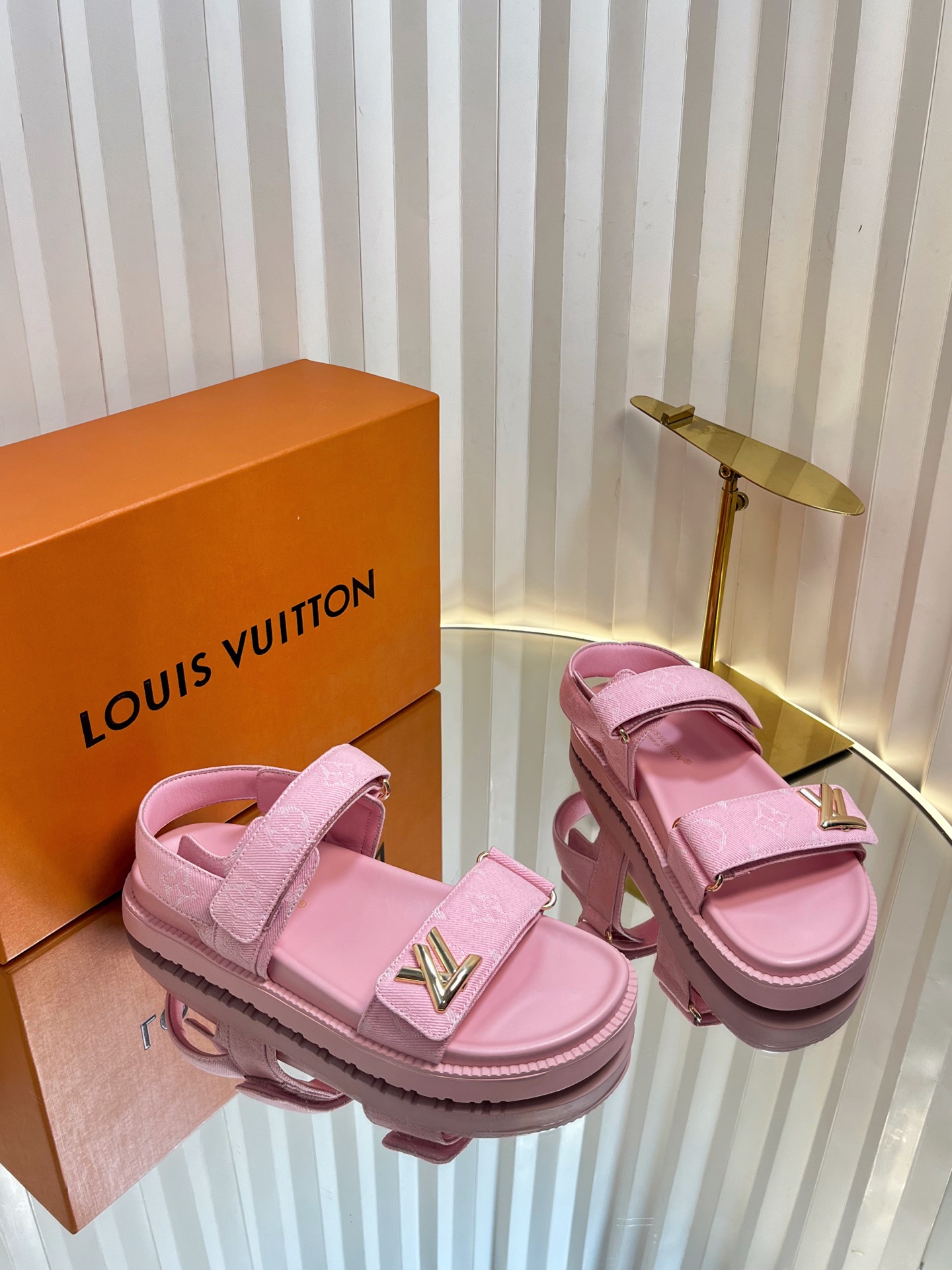 NO:820264,Top version LV Murakami co-branded L Jialu brand BOM DIA COMFORT series Velcro denim presbyopia sandals flat sandals Original purchase development and production This Bom Dia Comfort flat sandals are made of classic Monogram canvas, with tough insoles and non-slip rubber outsoles, making the functional design show a trendy attitude. One shoelace uses Velcro, and the other can be adjusted with a patterned buckle. The delivery counter is beautifully packaged  The fabric is original imported first-layer cowhide, the lining is original imported soft sheepskin, the sole is original open-molded anti-slip rubber material, the sole thickness is 3CM19860909顶级版本 LV村上隆联名 L家驴牌BOM DIA COMFORT系列 魔术贴 牛仔布 老花 凉鞋 平底凉拖鞋 原版购入开发 做货 本款 Bom Dia Comfort 平底凉拖选用经典 Monogram 帆布,搭配韧性鞋垫和防滑橡胶外底,令功能设计显露潮流姿态.一条鞋带采用魔术贴,另一条可通过铭纹搭扣调节 配送专柜精美包装 面料原版进口头层牛皮 内里原版进口柔软羊皮 鞋底原版开模防滑橡胶材质 底厚3CM Size:女款35-40（定制40.41）,拖鞋凉鞋,louis vuitton,louis vuitton,louis vuitton,sandals,slippers,cowhide,sheepskin,Women's Shoes