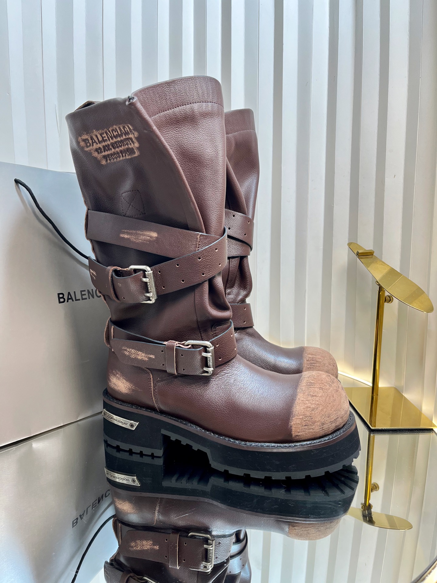 NO:417010,Women and men, Balenciaga 25Fall pre-order New Balenciaga FW25 Venom Boots by balenciaga (top version) The coolest Venom Boots in 25 years are here!  Dark functional wind!  The aura of the street explodes when going out. Original data - original 1:1 restores the details. The design of Venom boots is very recognizable. The neat lines and metal buckles are combined. Every detail shows Balenciaga's avant-garde attitude. The leather is of superior texture, restrained luster but luxurious, and the foot feels coexist with style. Whether it is paired with slim jeans to show the coolness of the street or to create a different spark with a personalized skirt, it can be easily held. Wear it, you are the most eye-catching existence on the street, perfectly interpreting the fashion attitude. The original 3 high-level styles are available. The fabric is customized with matte natural calfskin/aging and destructive craftsmanship. The inner medium-gloss cowhide hardware is customized pure copper matte silver brushed aged version. The 3 layers combination of the large bottom - leather edge strips/resilience wear-resistant velvet/tire rubber outsole  Counting size women 35-41 (40.41) men 39-45 (39-45) custom made, boots, balenciaga, balenciaga, boots, skirts, jeans, cowhide19860909女男巴黎世家25Fall pre-order New Balenciaga FW25 Venom Boots by balenciaga（顶级版） 25年最酷的毒液靴来咯！ 暗黑机能风！出门炸街气场爆表 原厂数据-原版1:1还原细节 毒液靴的设计极具辨识度,利落的线条搭配金属扣饰,每一处细节都彰显着Balenciaga的前卫态度.皮革质感上乘,光泽内敛却又奢华尽显,脚感更是舒适与格调并存. 无论是搭配修身牛仔裤展现街头酷感,还是与个性裙装碰撞出别样火花,它都能轻松hold住.穿上它,你就是街头最吸睛的存在,将时尚态度完美诠释 原版3种高度款式可选 面料定制哑光自然摔小牛皮/做旧破坏工艺效果 内里定制中光牛皮 五金定制纯铜哑银色拉丝做旧版本 大底3层组合-真皮沿条/回弹耐磨绒/轮胎橡胶外底 码数女35-41(40.41)男39-45(39-45)定做,靴子,balenciaga,balenciaga,boots,skirts,jeans,cowhide,Women's Shoes