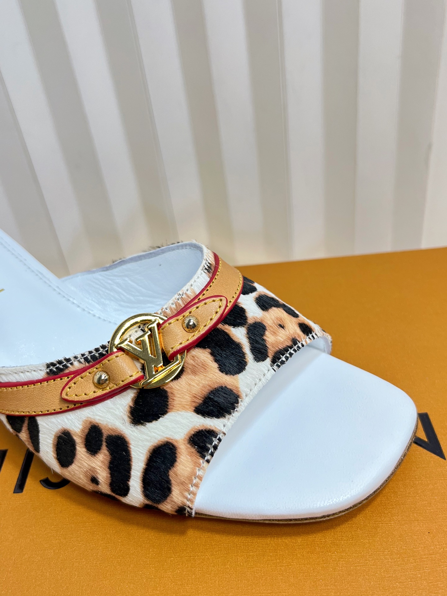 Louis Vuitton Women's Leopard Print Mules in Leather, Stylish and Comfortable 6 i1750632233538 5357 0 5