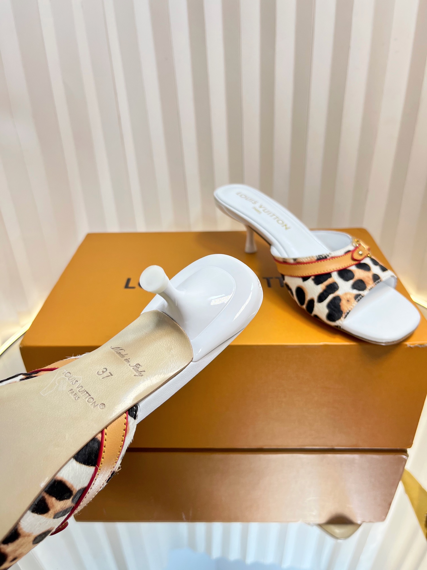 Louis Vuitton Women's Leopard Print Mules in Leather, Stylish and Comfortable 9 i1750632233557 9004 0 8