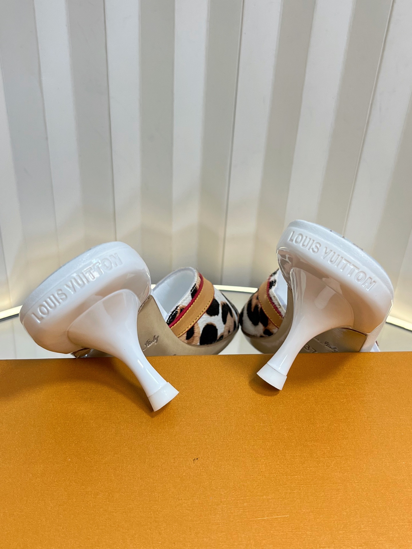Louis Vuitton Women's Leopard Print Mules in Leather, Stylish and Comfortable 8 i1750632233570 3646 0 7