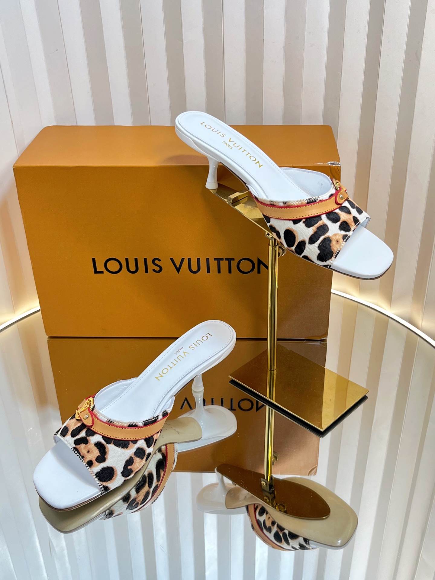 Louis Vuitton Women's Leopard Print Mules in Leather, Stylish and Comfortable 5 i1750632235293 4412 0 4